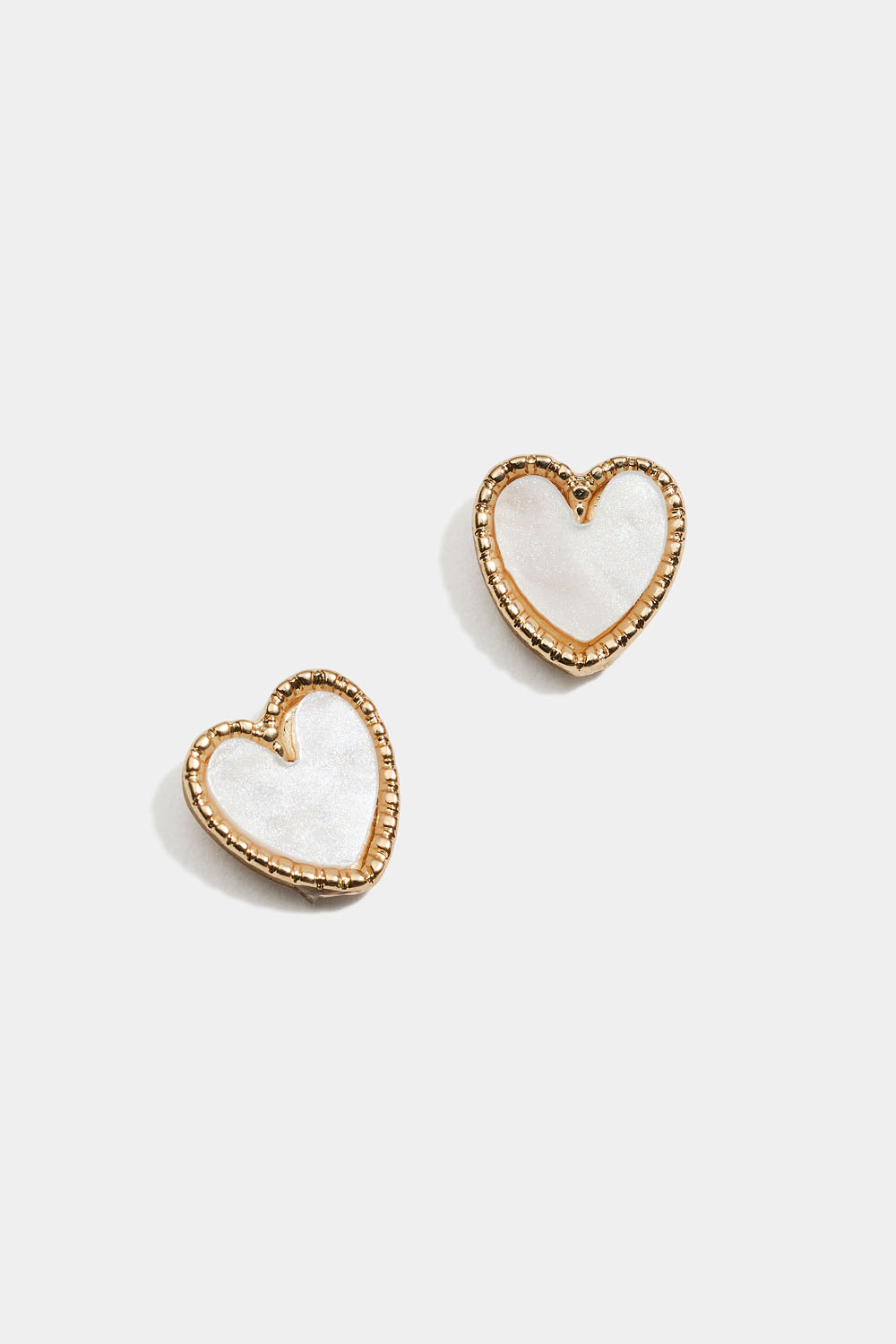 Kullanväriset nappikorvakorut, joissa sydän