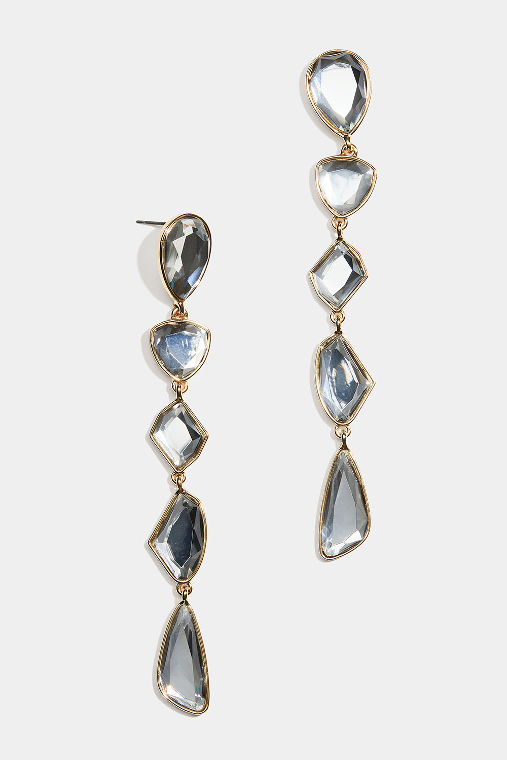 Pitkät korvakorut, joissa eri muotoisia kiviä