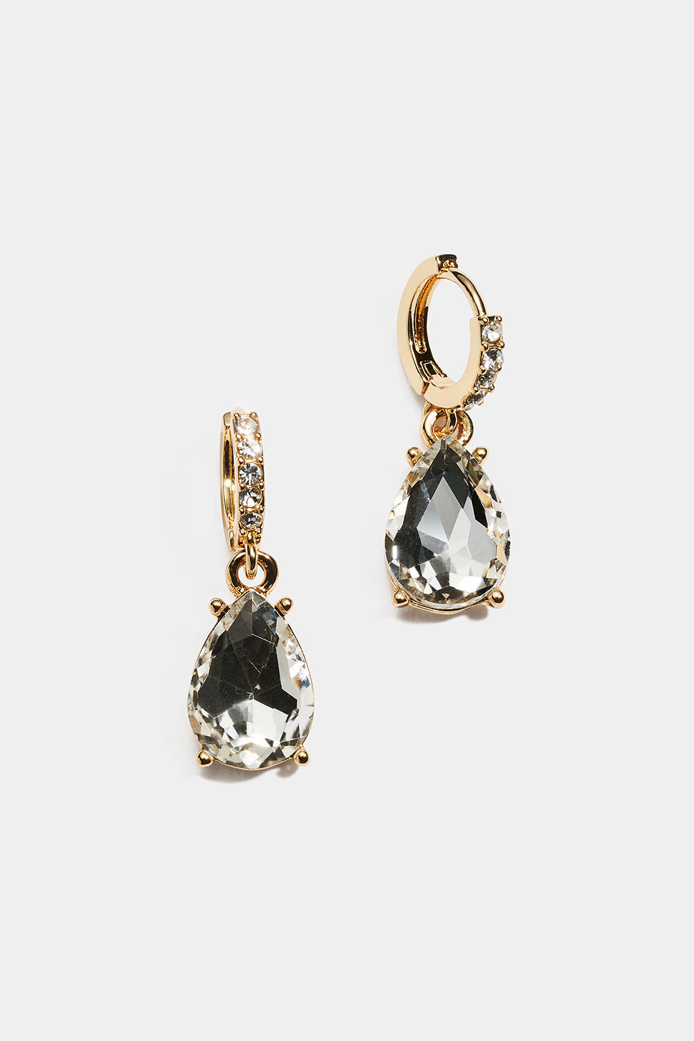 Pienet kullanväriset korvarenkaat, joissa on roikkuva pisaranmuotoinen lasikivi