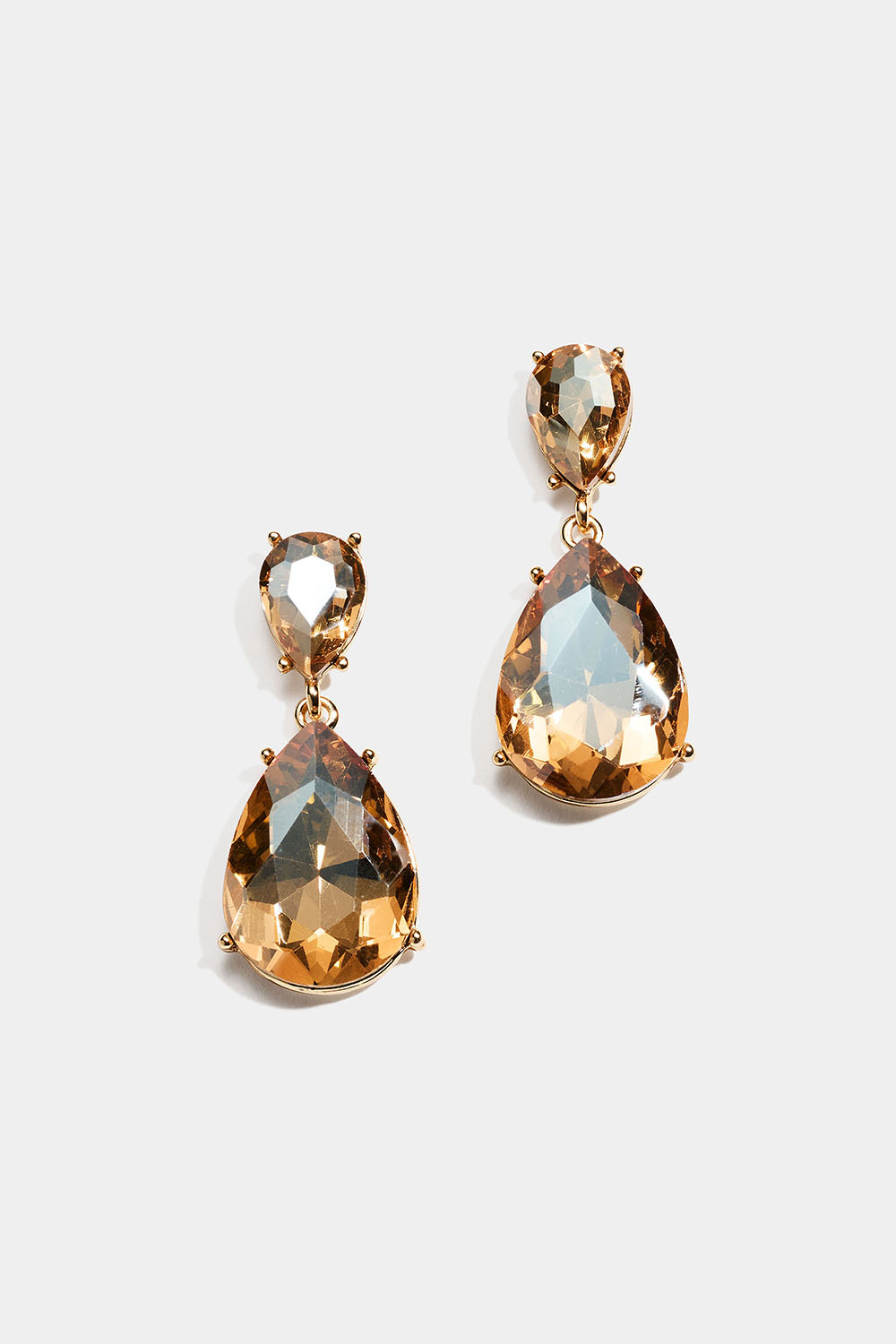 Korvakorut, joissa on beigenvärisiä pisaranmuotoisia lasikiviä