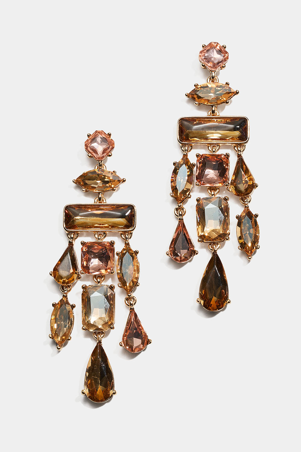 Isot korvakorut, joissa on erimuotoisia vaaleanpunaisia ja beigejä lasikiviä