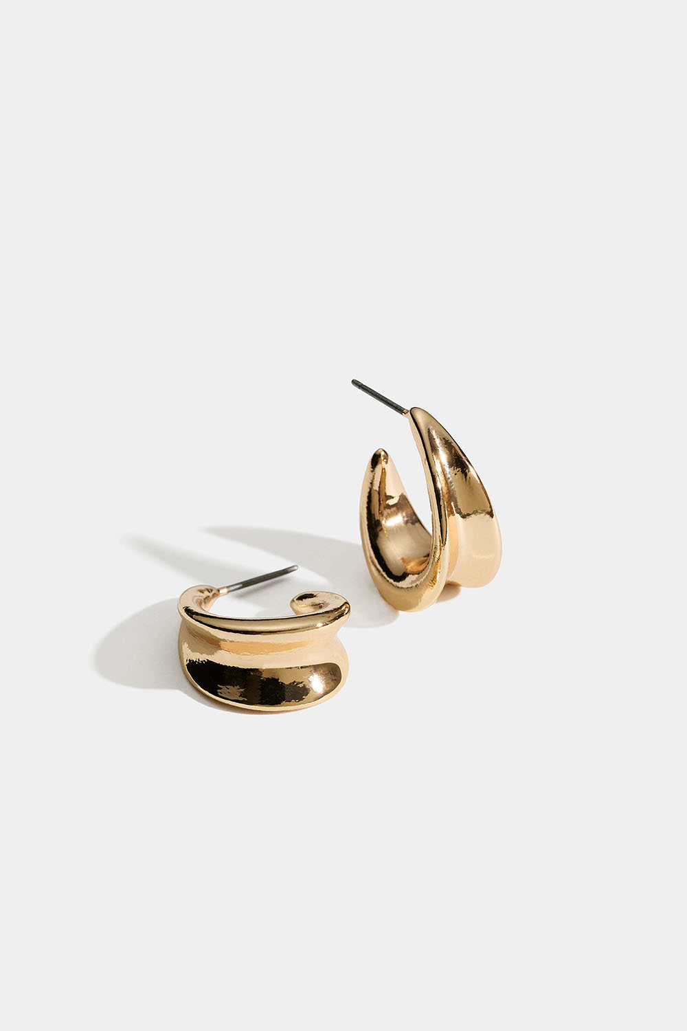 Kullanväriset soikeat korvarenkaat, joissa kovera muotoilu