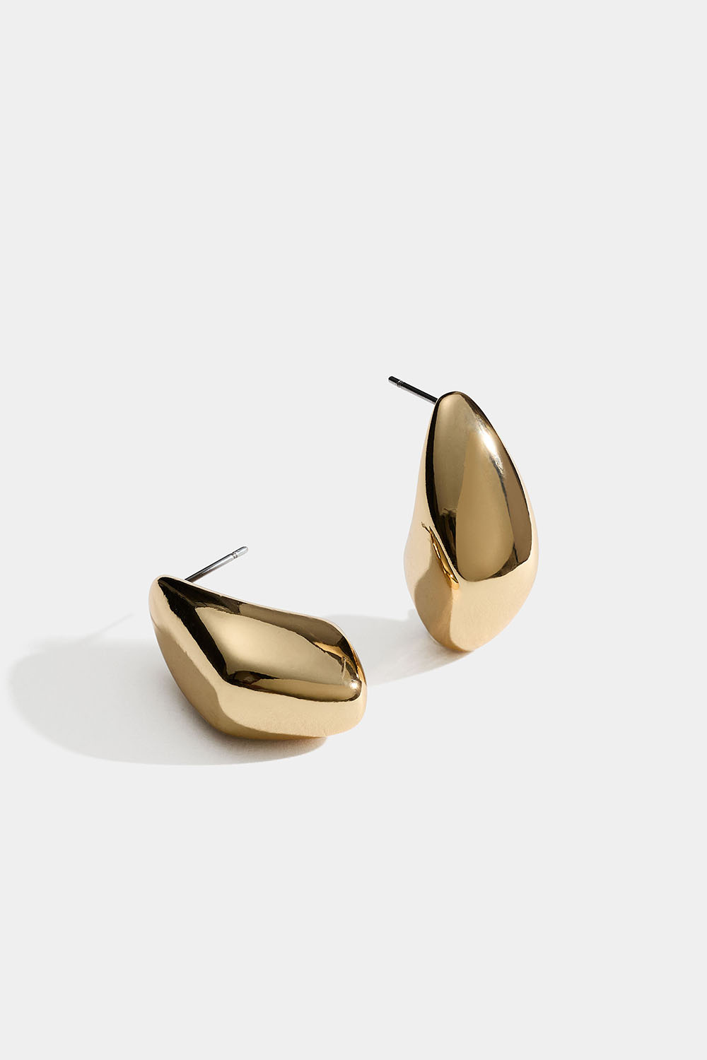 Kulmikkaiden pisaroiden muotoiset kullanväriset korvakorut