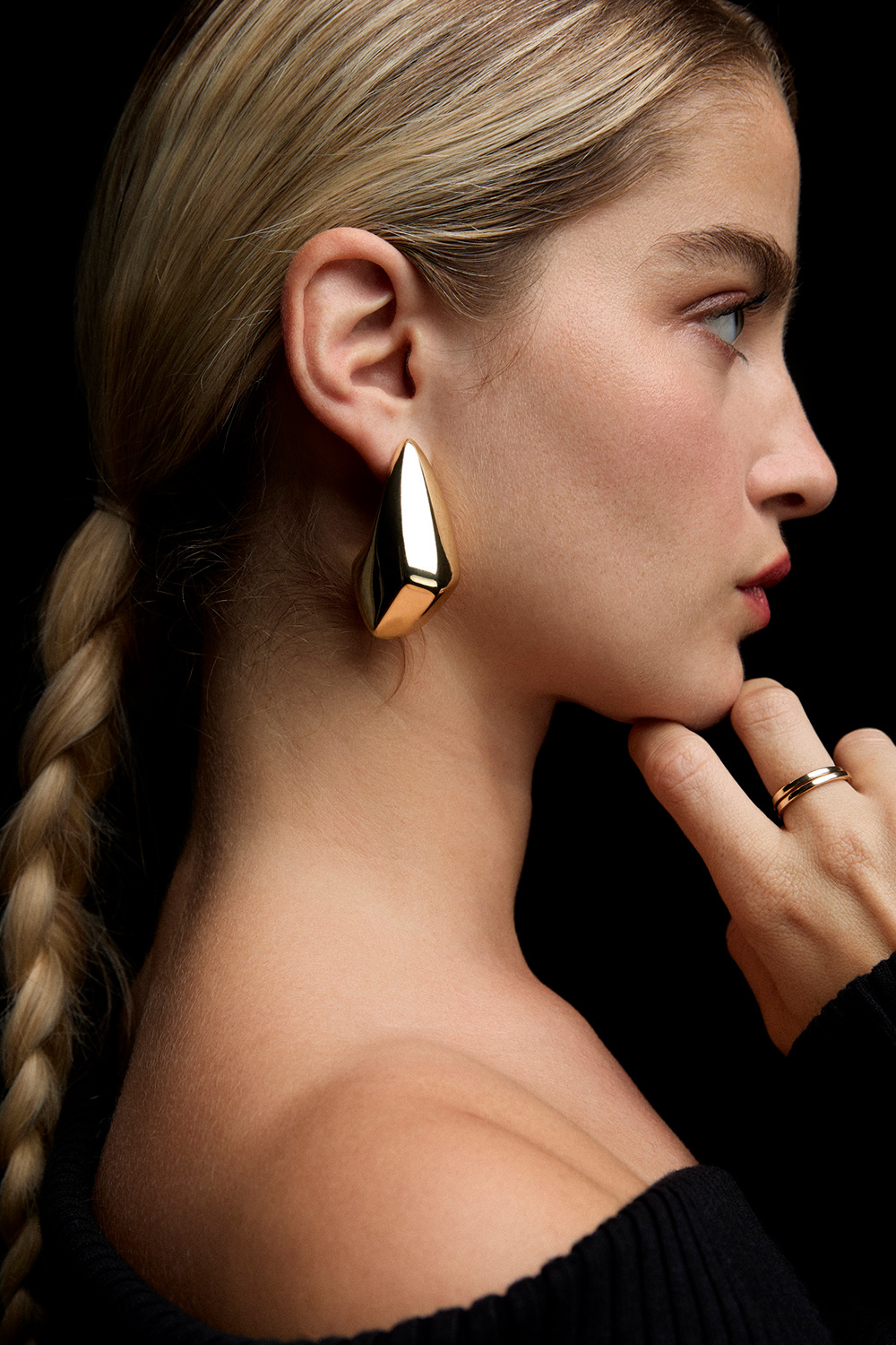 Suuret, kulmikkaiden pisaroiden muotoiset kullanväriset korvakorut