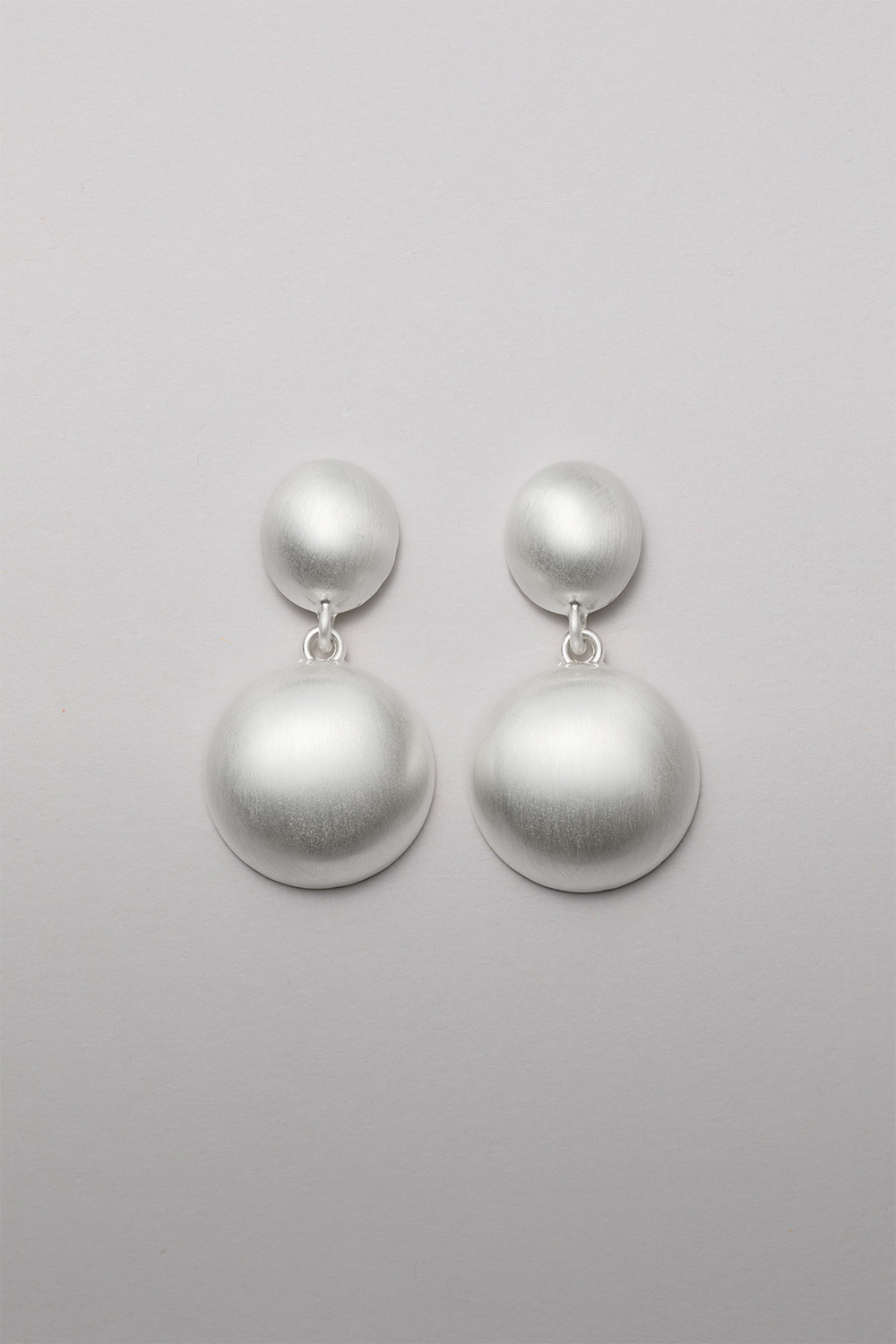 Korvakorut, joissa on ympyröitä ja harjattu pinta