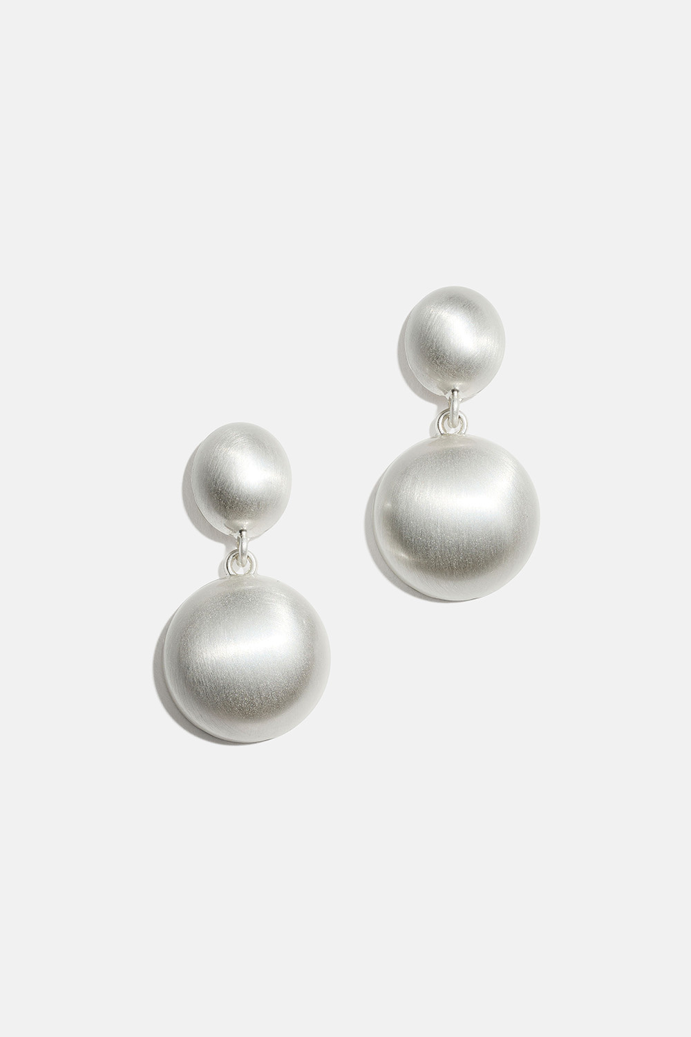 Korvakorut, joissa on ympyröitä ja harjattu pinta