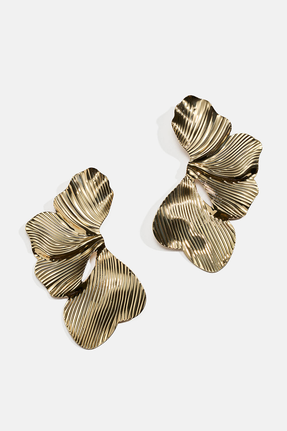 Kullanväriset kukan terälehtien muotoiset korvakorut