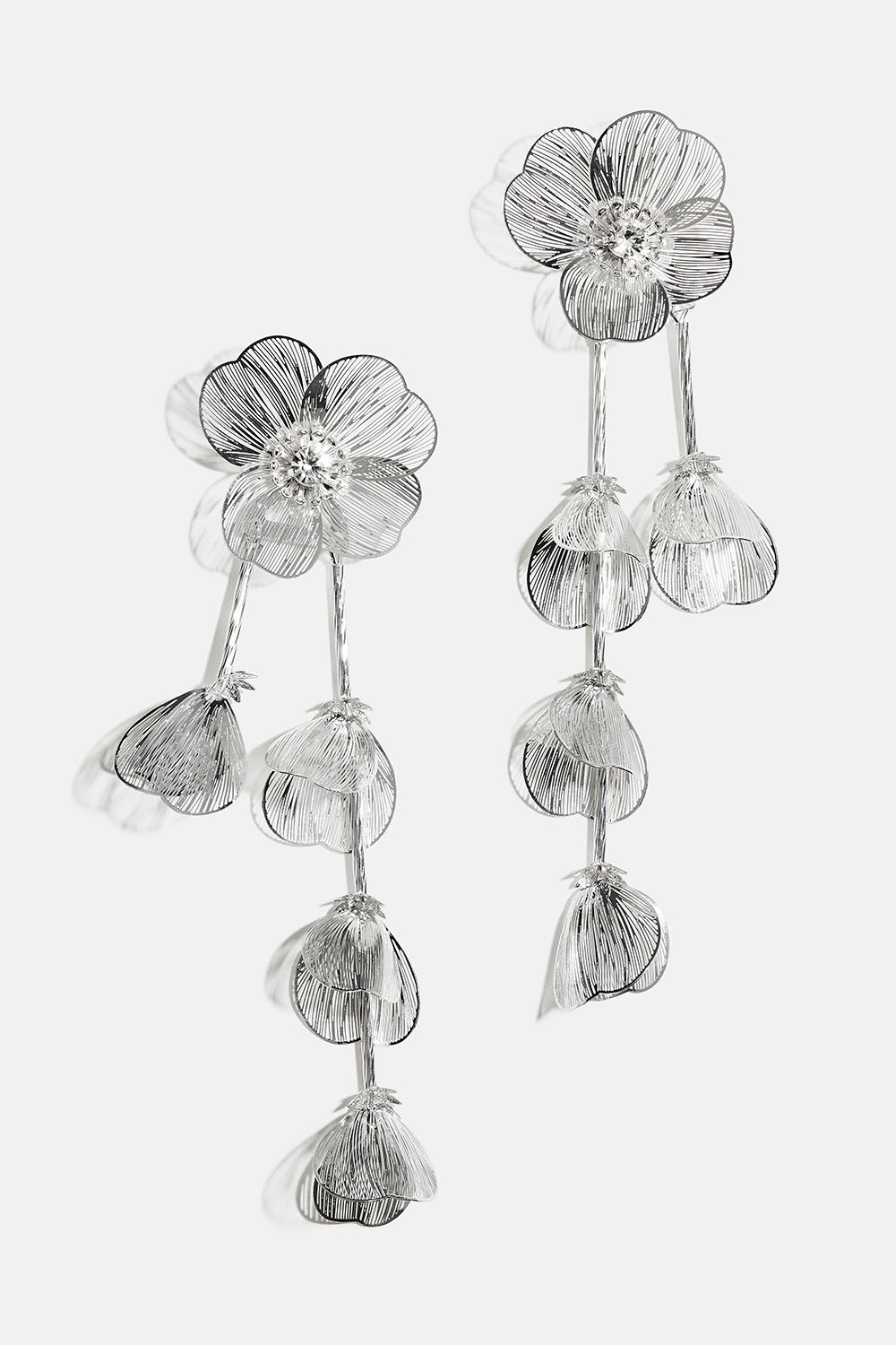 Korvakorut, joissa kukkia ja riippuvia terälehtiä