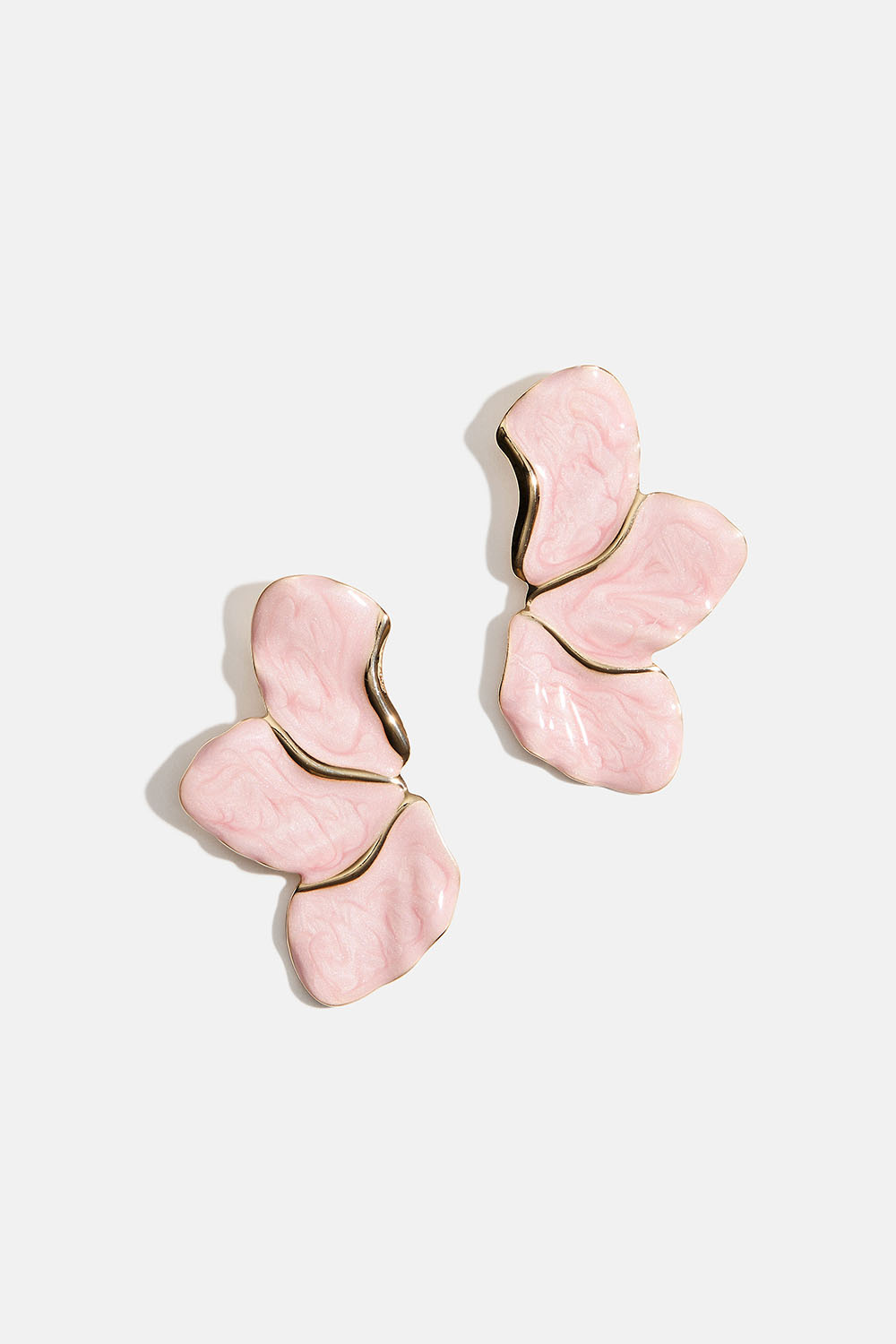 Vaaleanpunaiset terälehtien muotoiset korvakorut