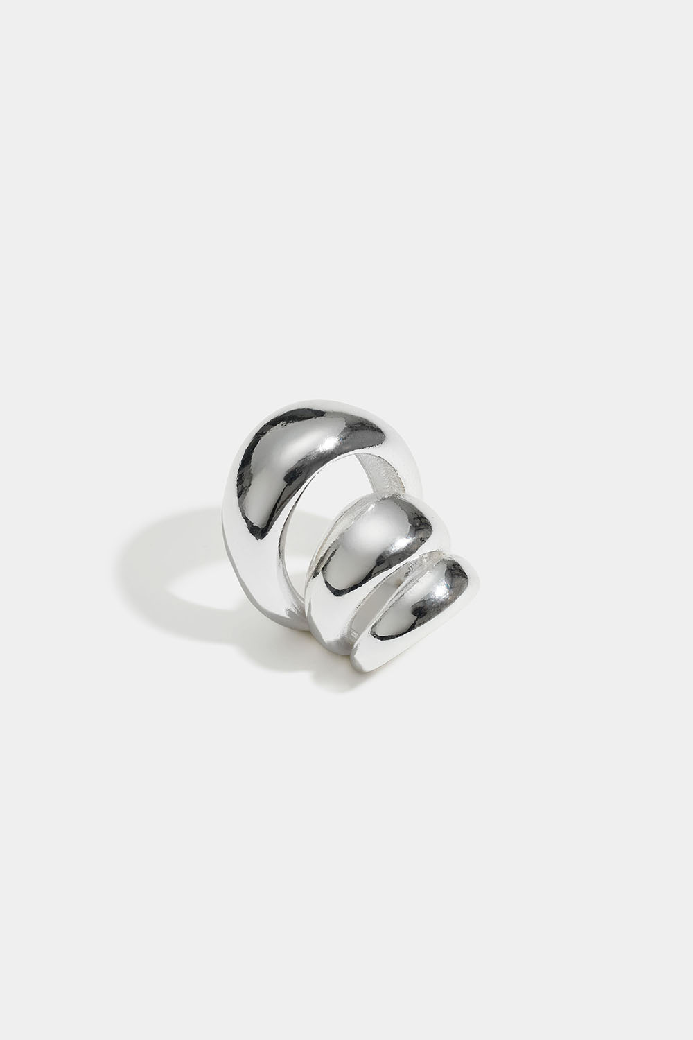 Kolminkertainen earcuff, jossa muhkea muotoilu