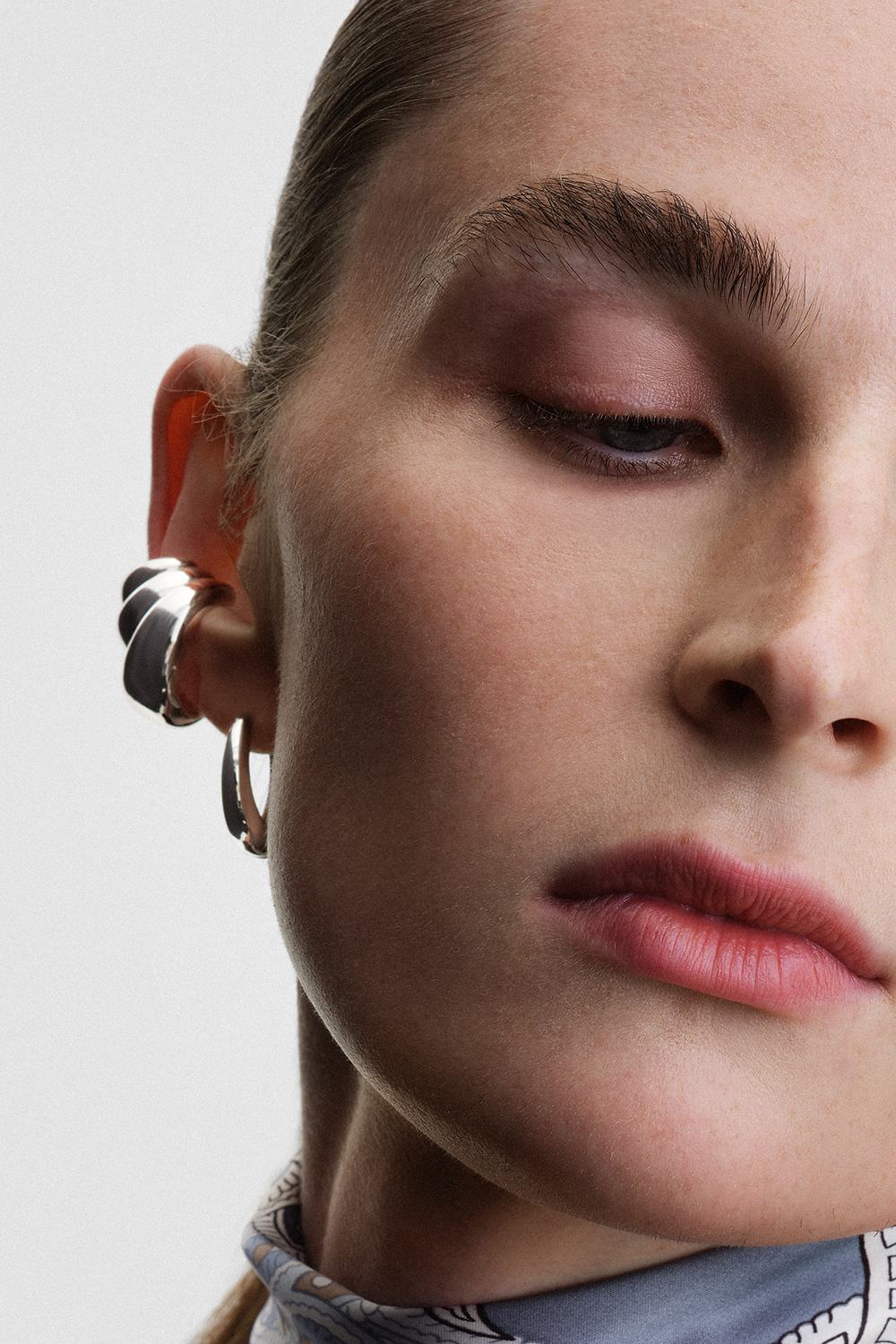 Kolminkertainen earcuff, jossa muhkea muotoilu