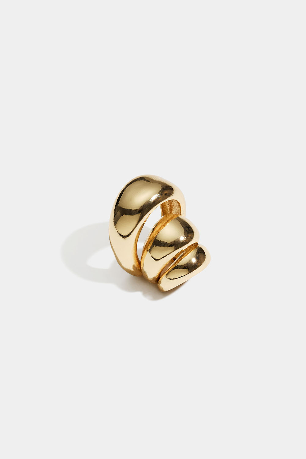 Kolminkertainen kullanvärinen earcuff, jossa muhkea muotoilu