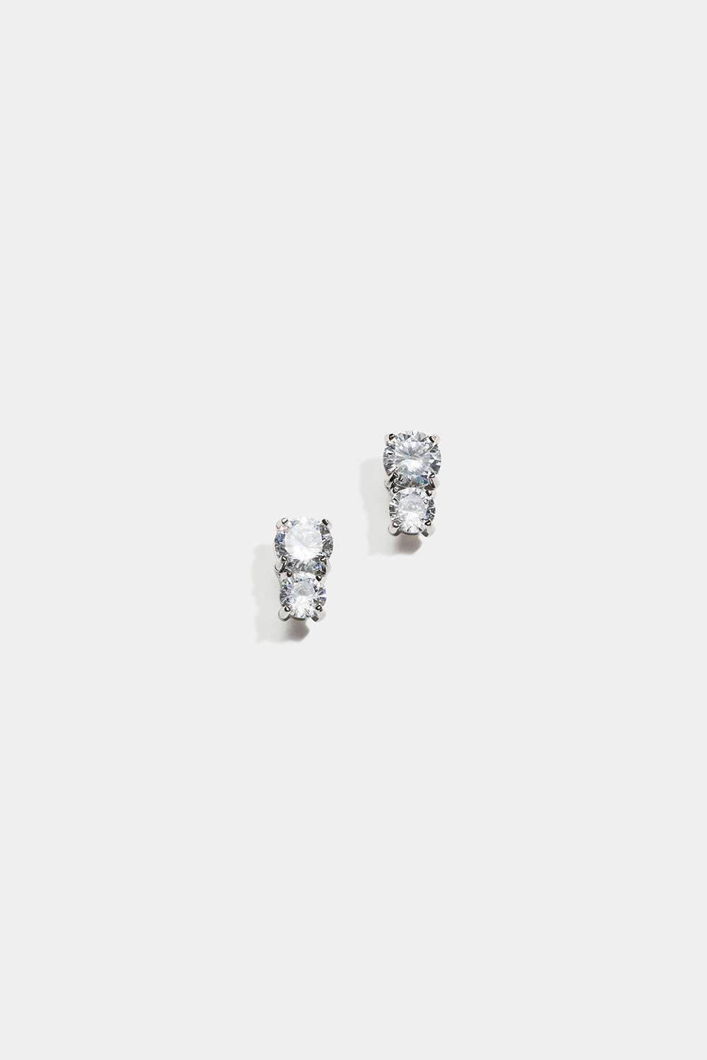 Teräksiset nappikorvakorut, jossa on kaksi Cubic zirconia -kiveä