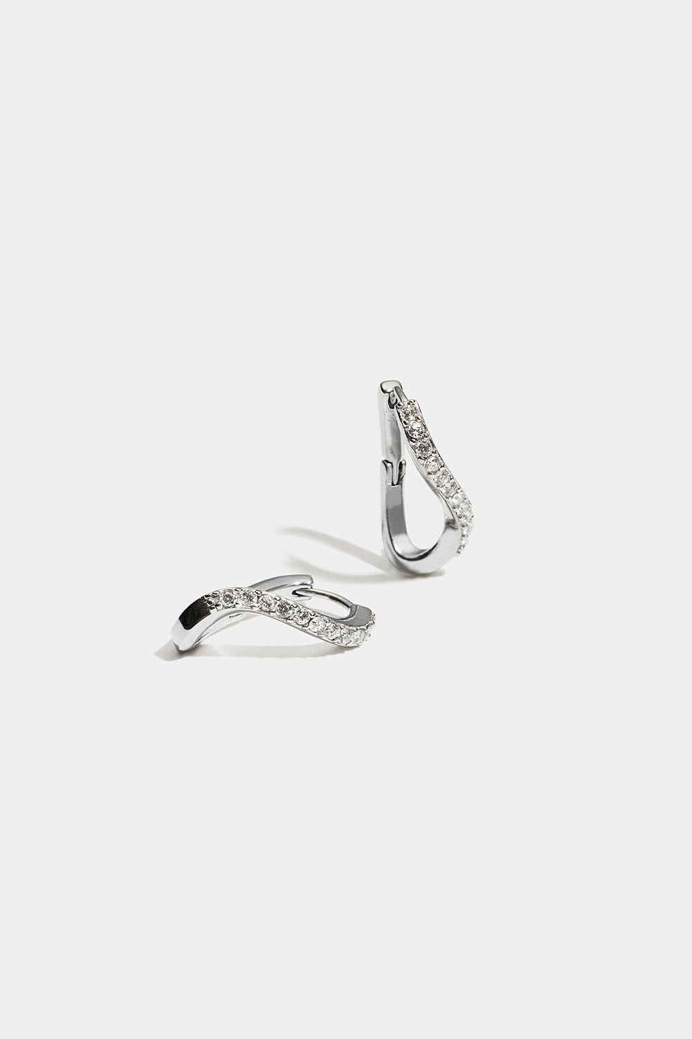 Aaltoilevat teräskorvarenkaat, joissa Cubic Zirconia -kivet