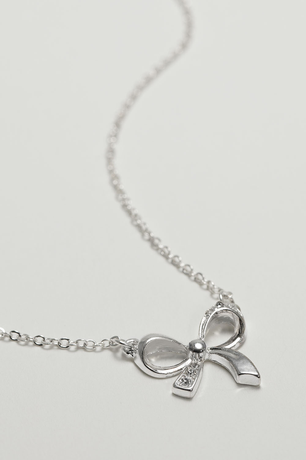 Kaulakoru, jossa rusetti ja lasikiviä