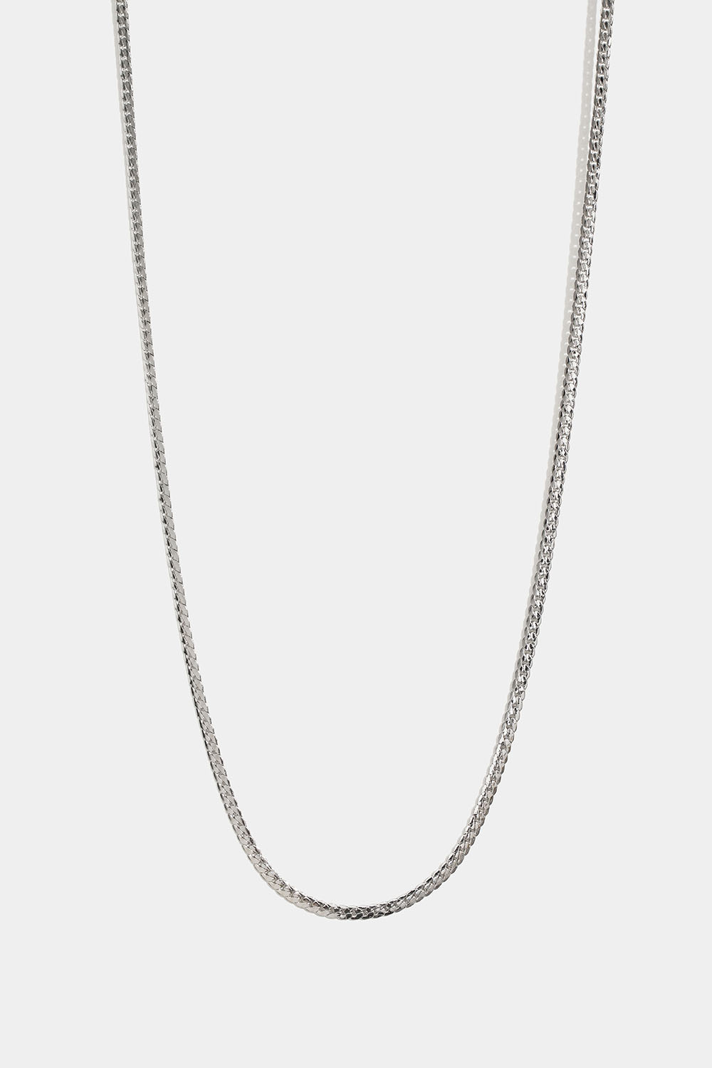 Pitkä kaulakoru, jossa litteä ketju