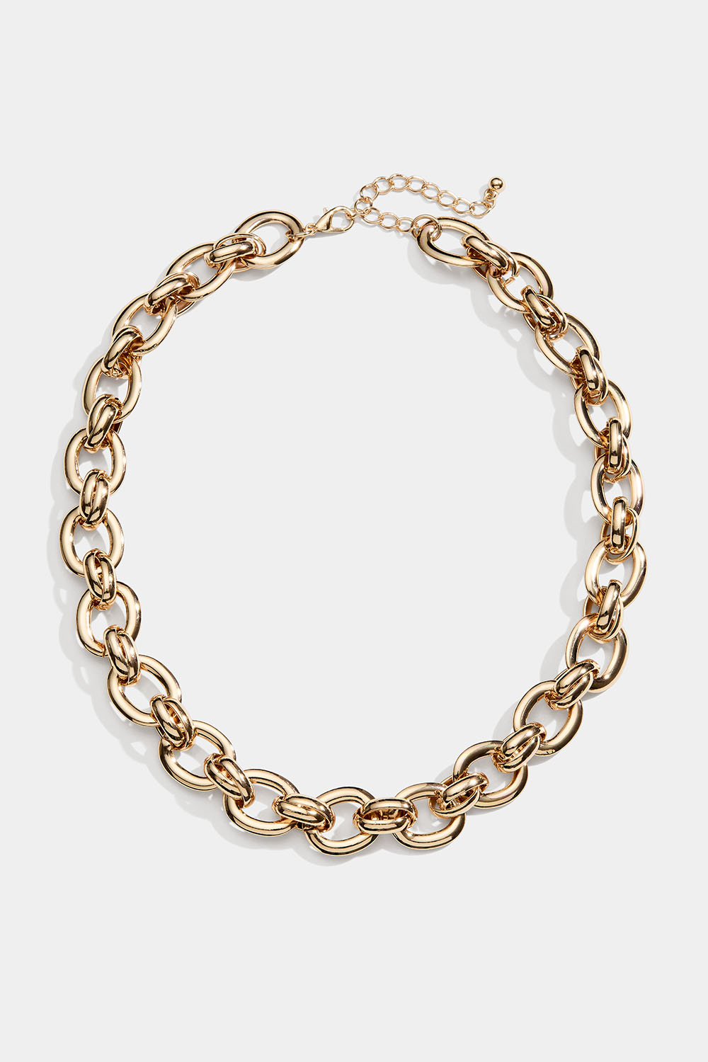 Kullanvärinen ketjukaulakoru, jossa soikeita, litteitä lenkkejä