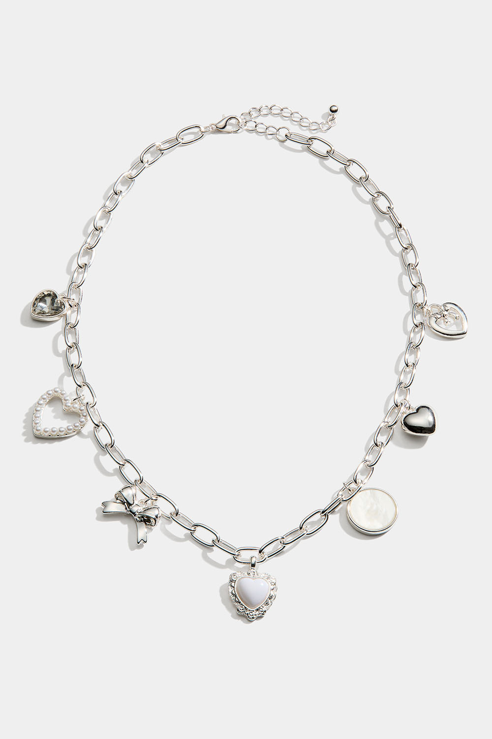 Hopeanvärinen kaulaketju, jossa koristeriipuksia