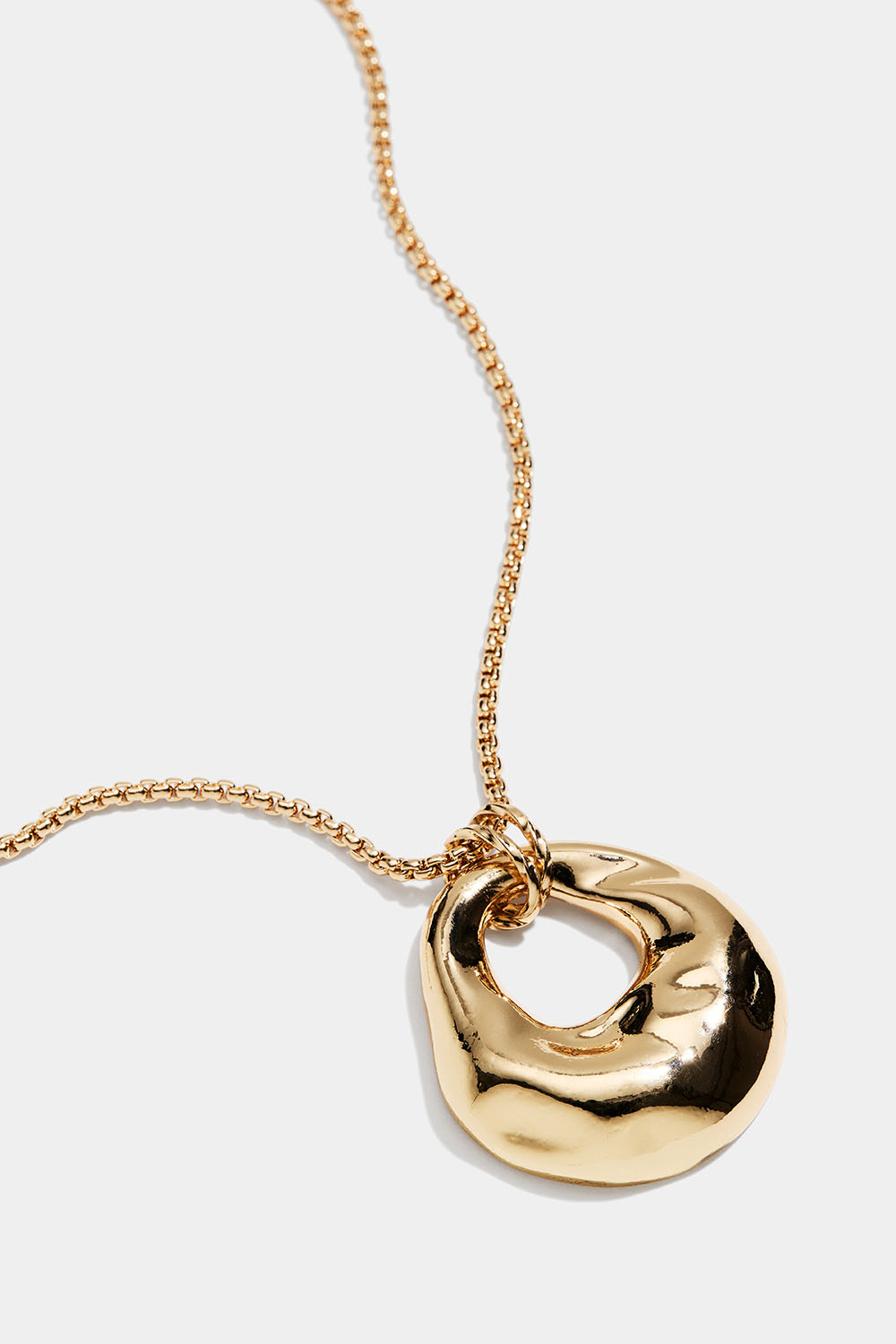 Kaulakoru, jossa kullanvärinen pyöreä riipus