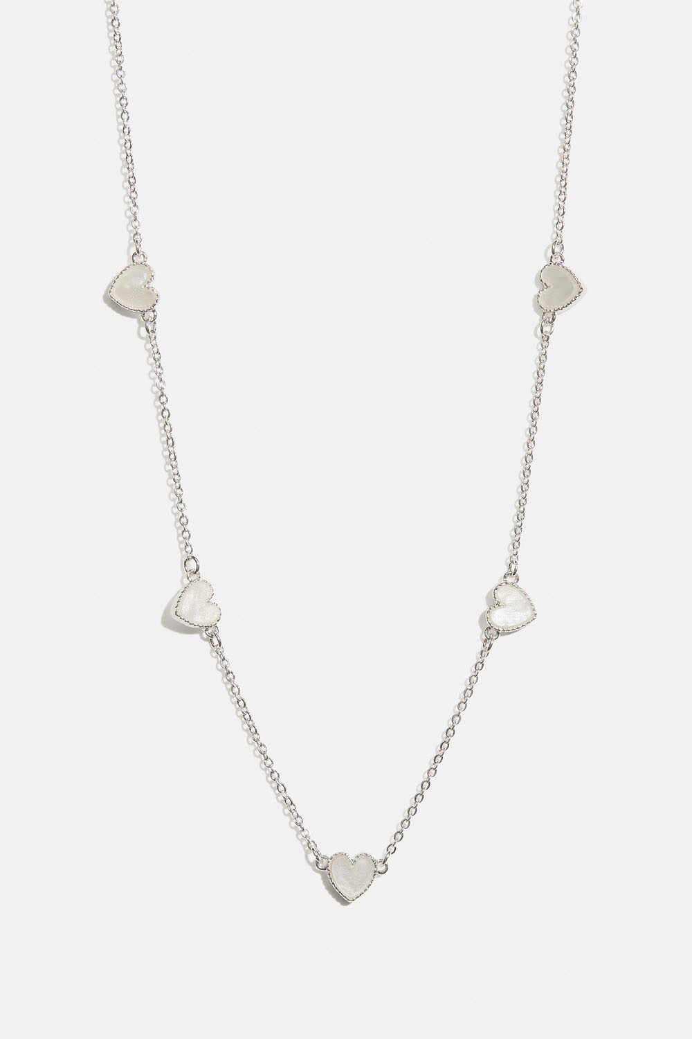 Kaulakoru, jossa valkoisia sydämiä
