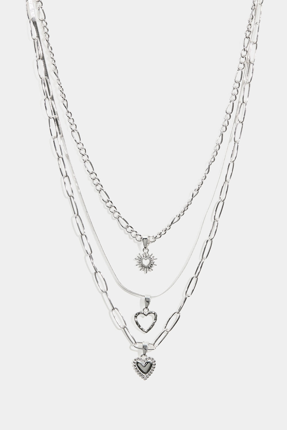 Kolminkertainen kaulakoru riipuksilla