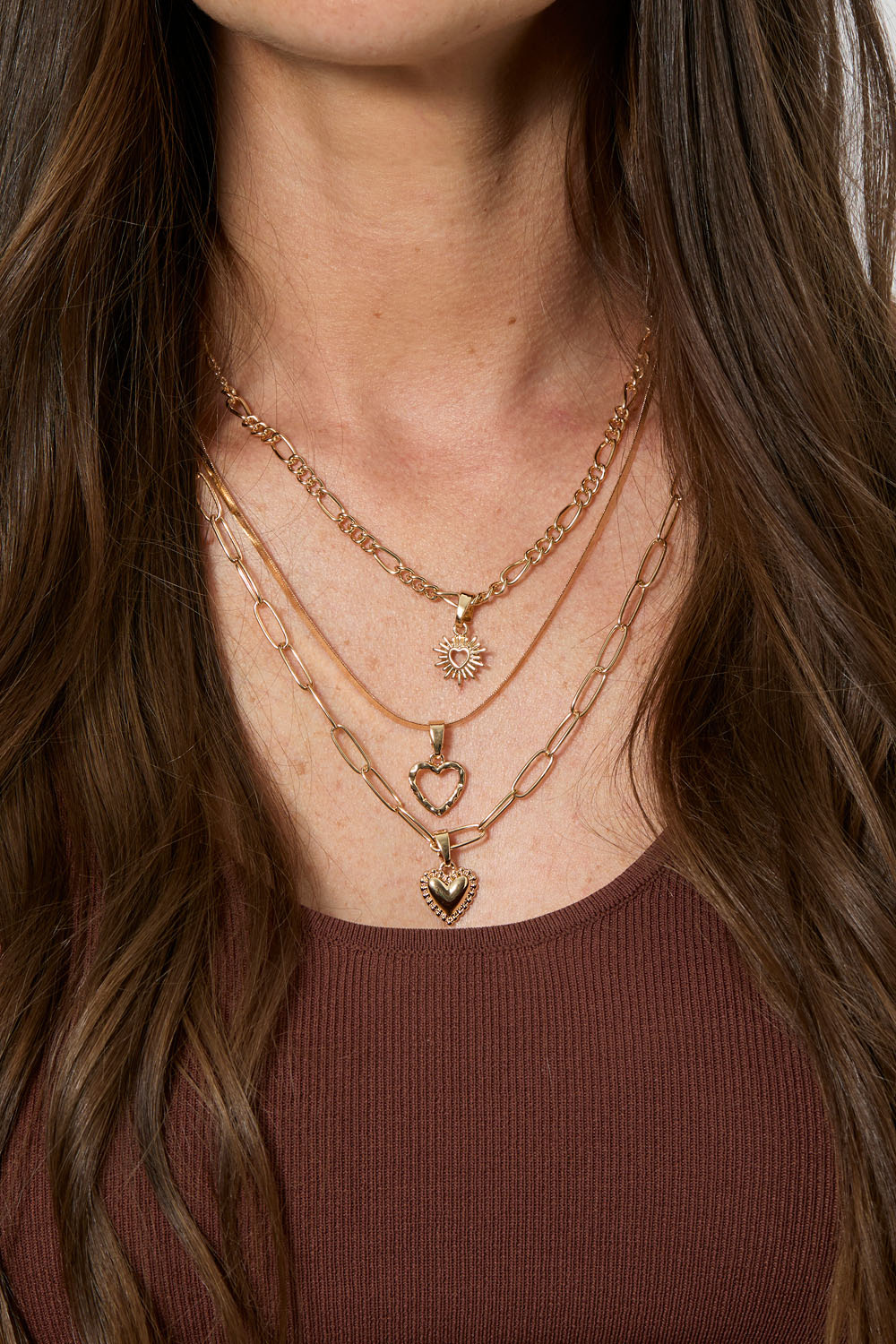 Kullanvärinen kolminkertainen kaulakoru riipuksilla