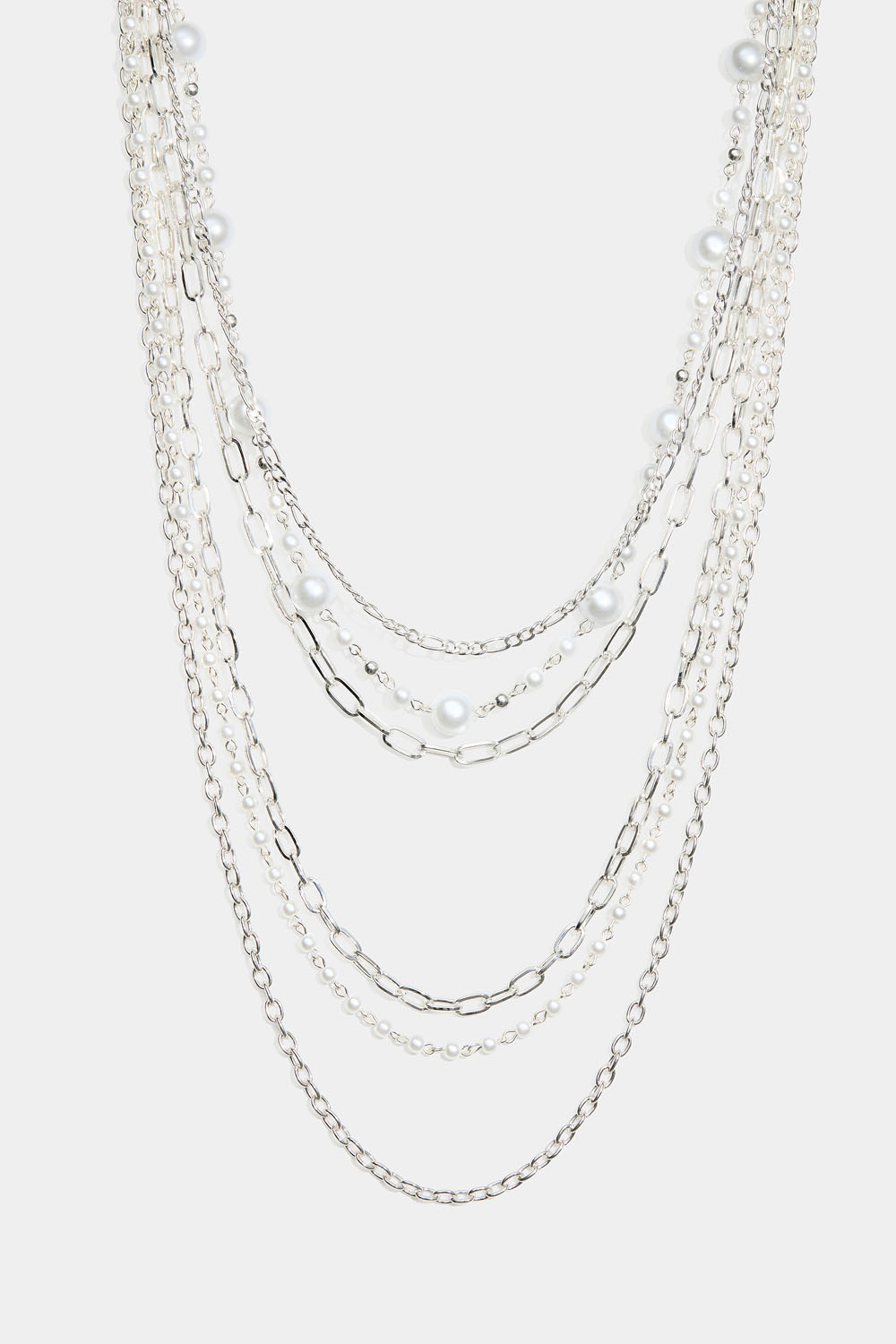 Pitkä kaulakoru, jossa helmiä ja erilaisia ketjuja