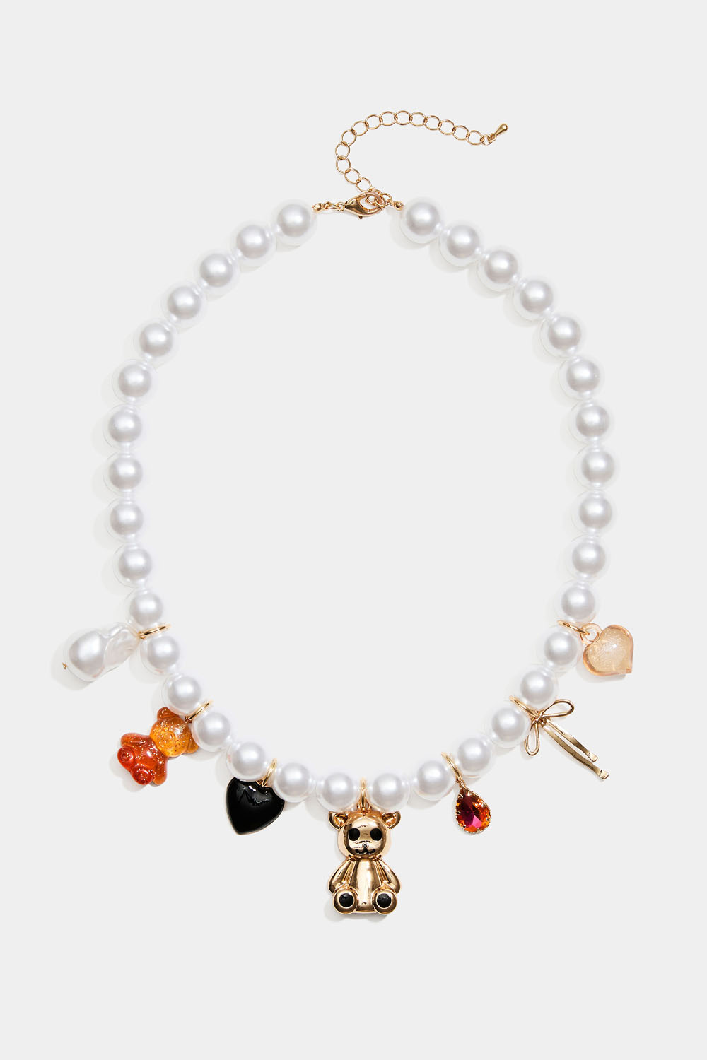 Helmikaulakoru, jossa riipuksia