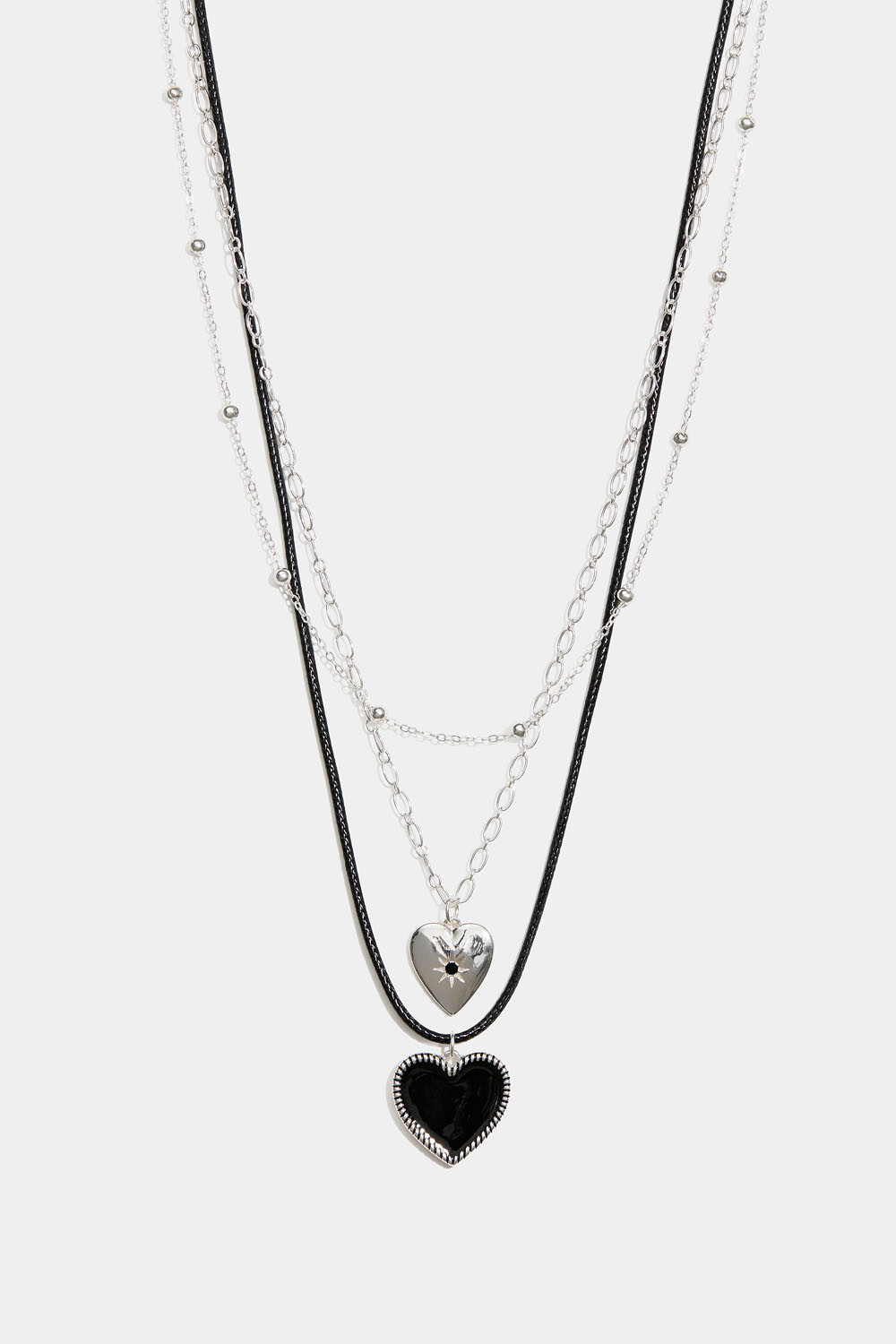 Kolminkertainen kaulakoru, jossa sydämiä ja narua