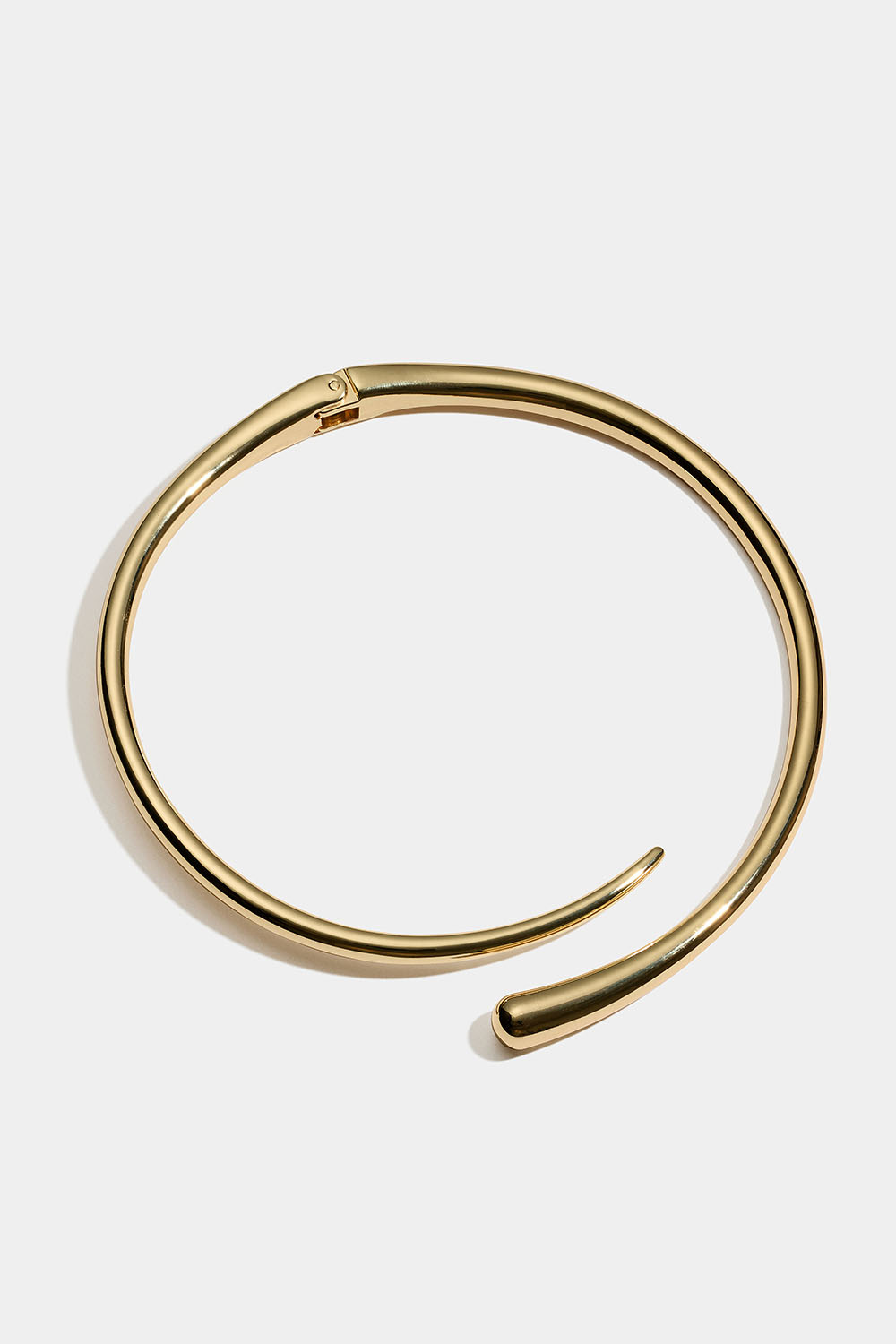 Kullanvärinen jäykkä kaulakoru, jossa on pitsikuviointi