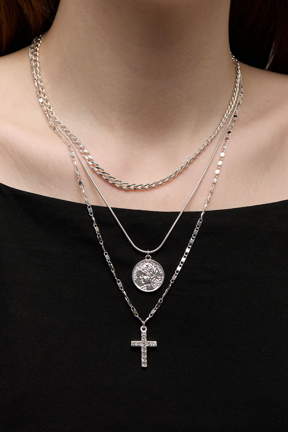 Kolminkertainen kaulaketju ristillä ja kolikoilla