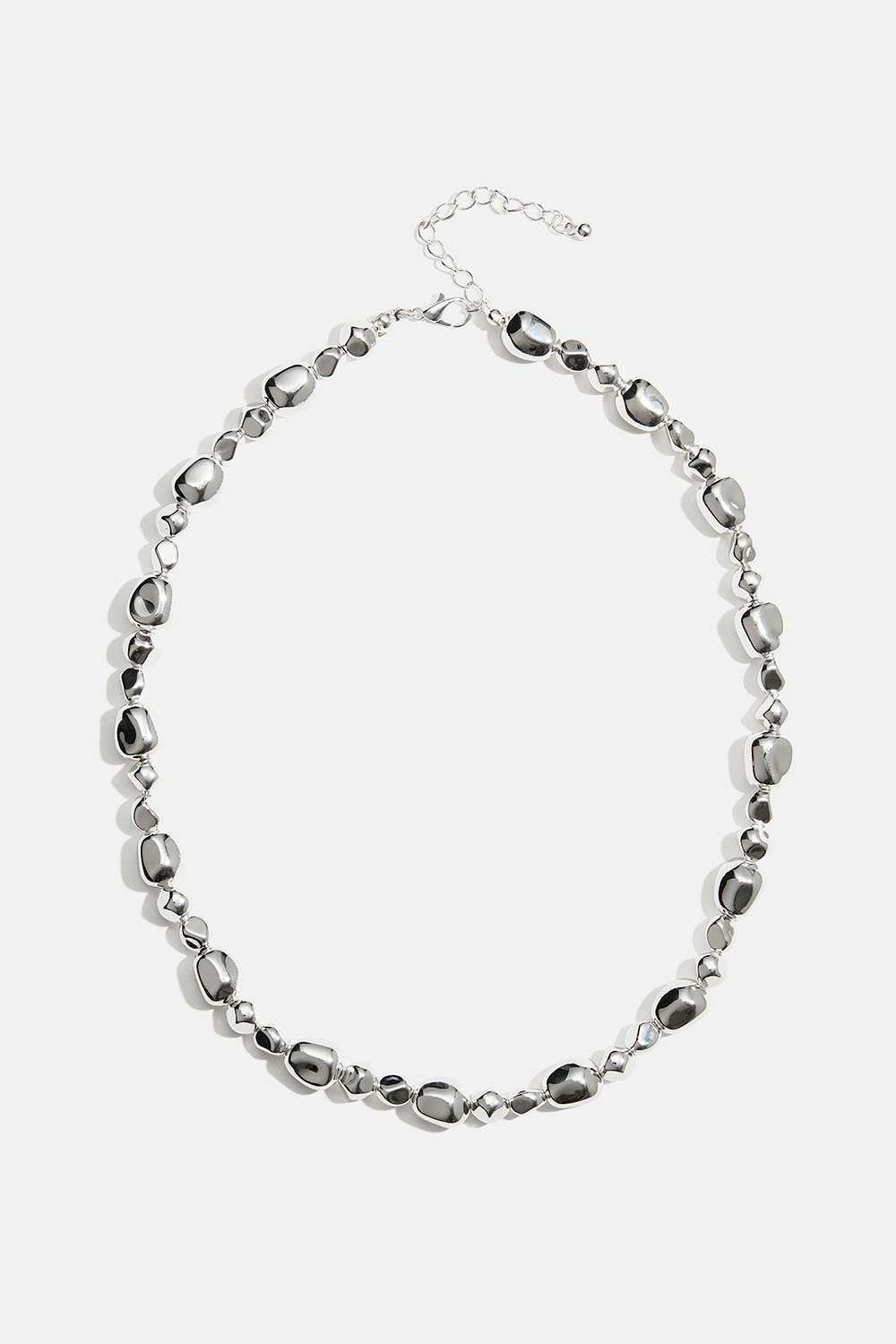 Kaulakoru, jossa hopeanvärisiä orgaanisen muotoisia helmiä