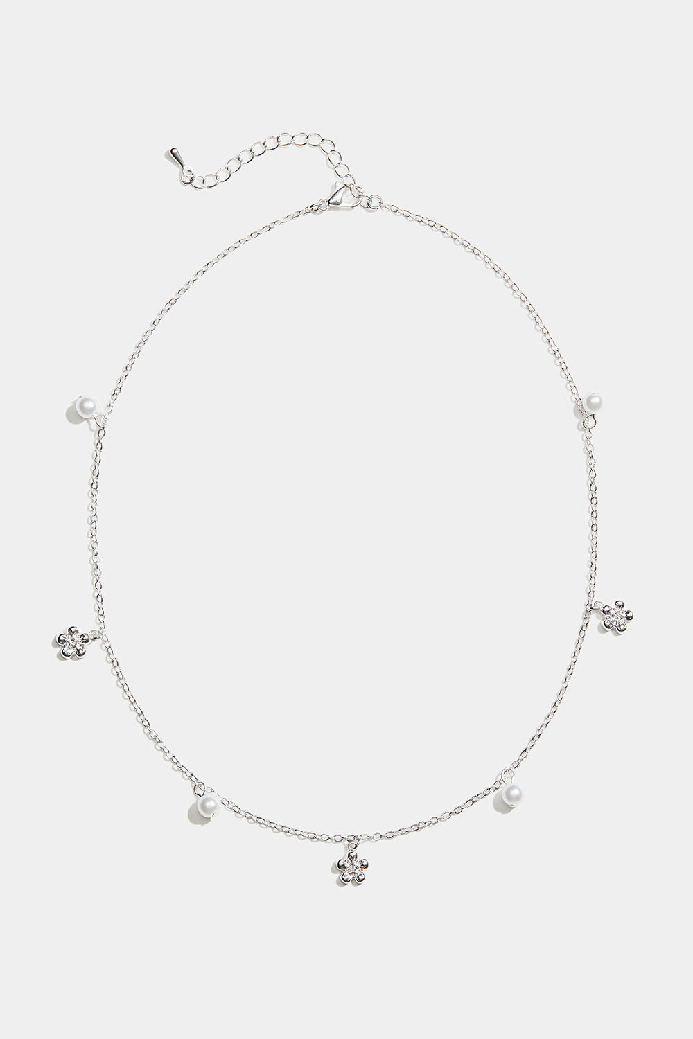 Kaulakoru, jossa kukkia ja valkoisia helmiä