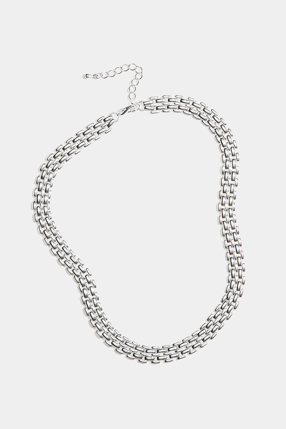 Leveä kaulakoru, jossa tiivis ketju