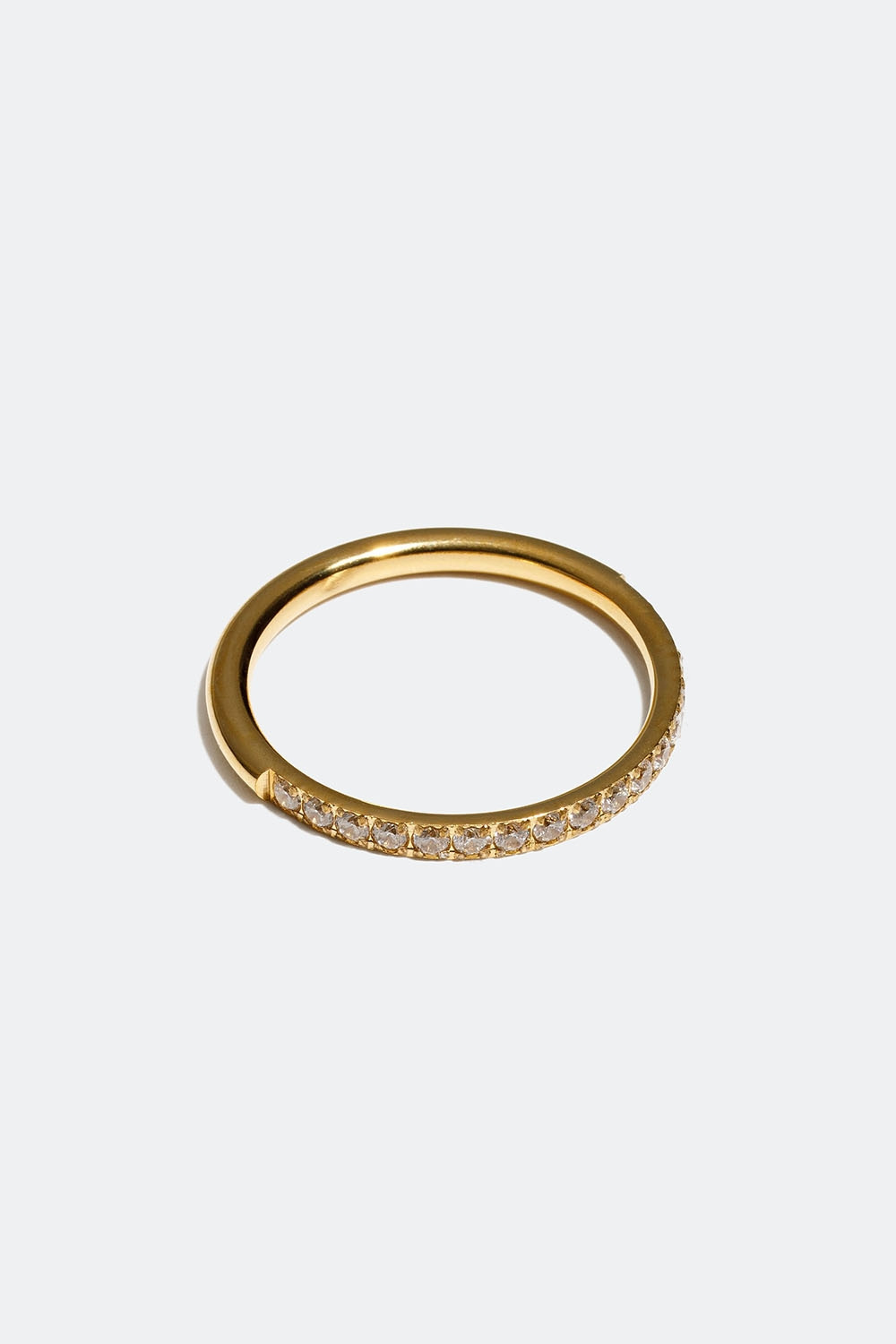 Kapea terässormus, joka on kullattu 18 karaatin kullalla ja jossa on Cubic Zirconia