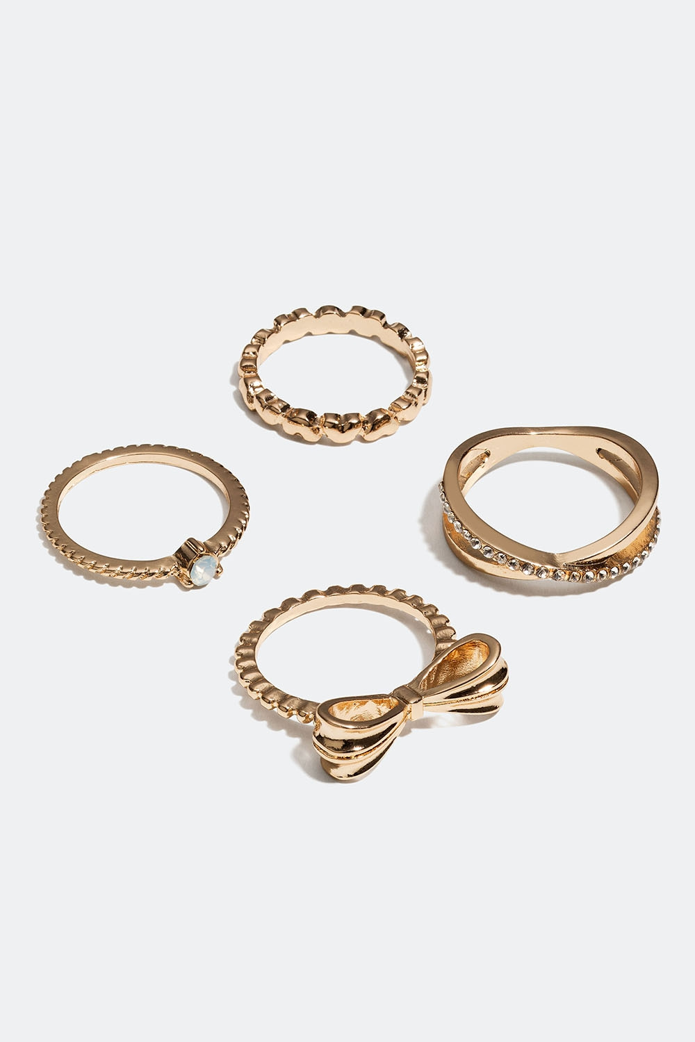 Kullanväriset sormukset, joissa rusetti, sydämiä ja lasikiviä, 5 kpl