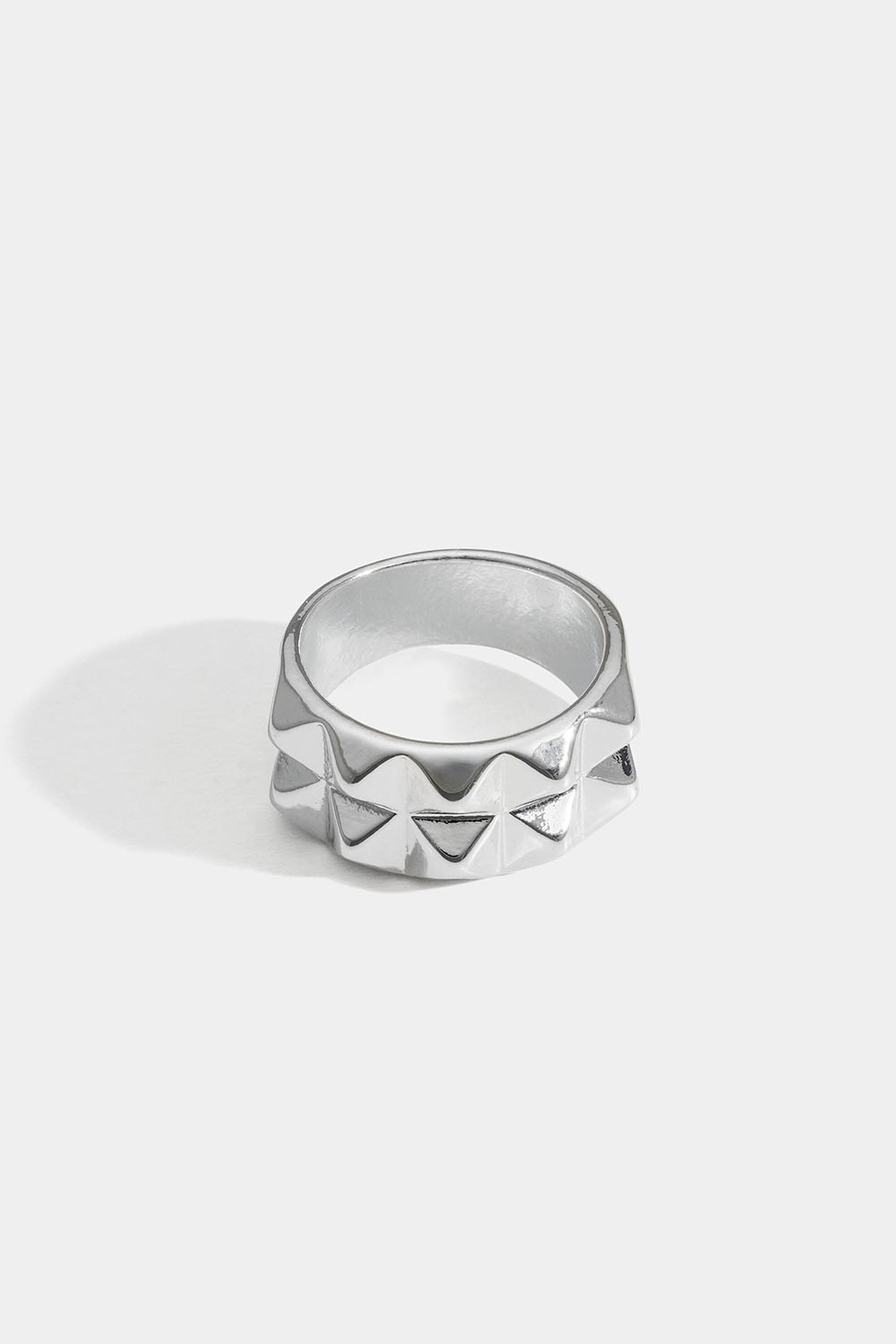 Hopeanvärinen sormus, jossa niittejä