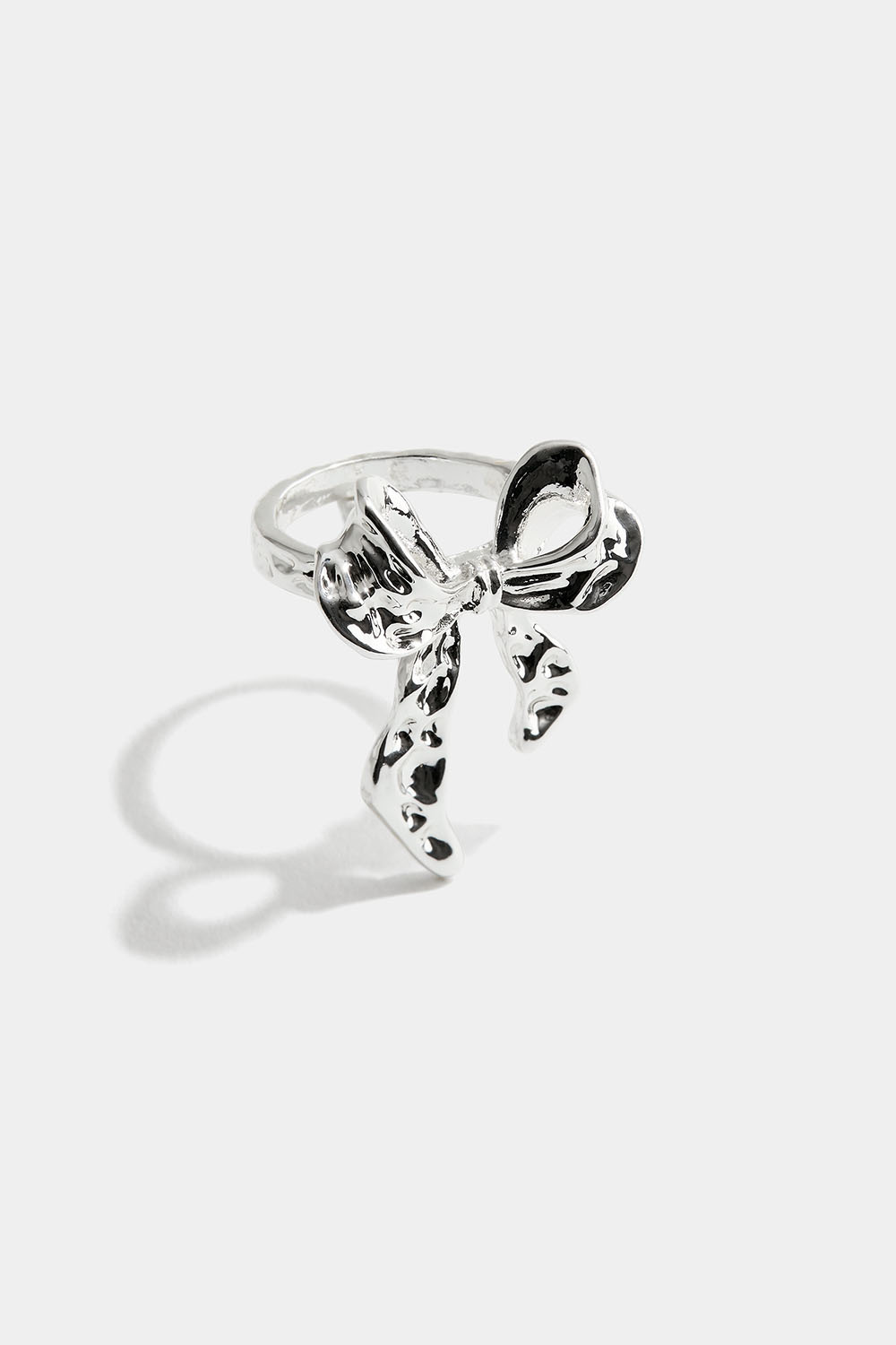 Sormus vasaroidulla rusetilla