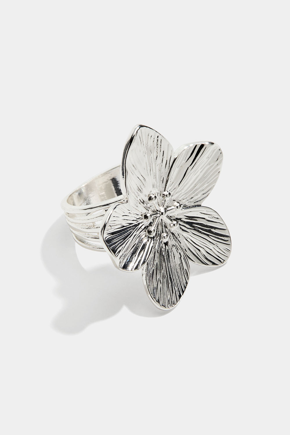 Sormus, jossa suuri kesäkukka