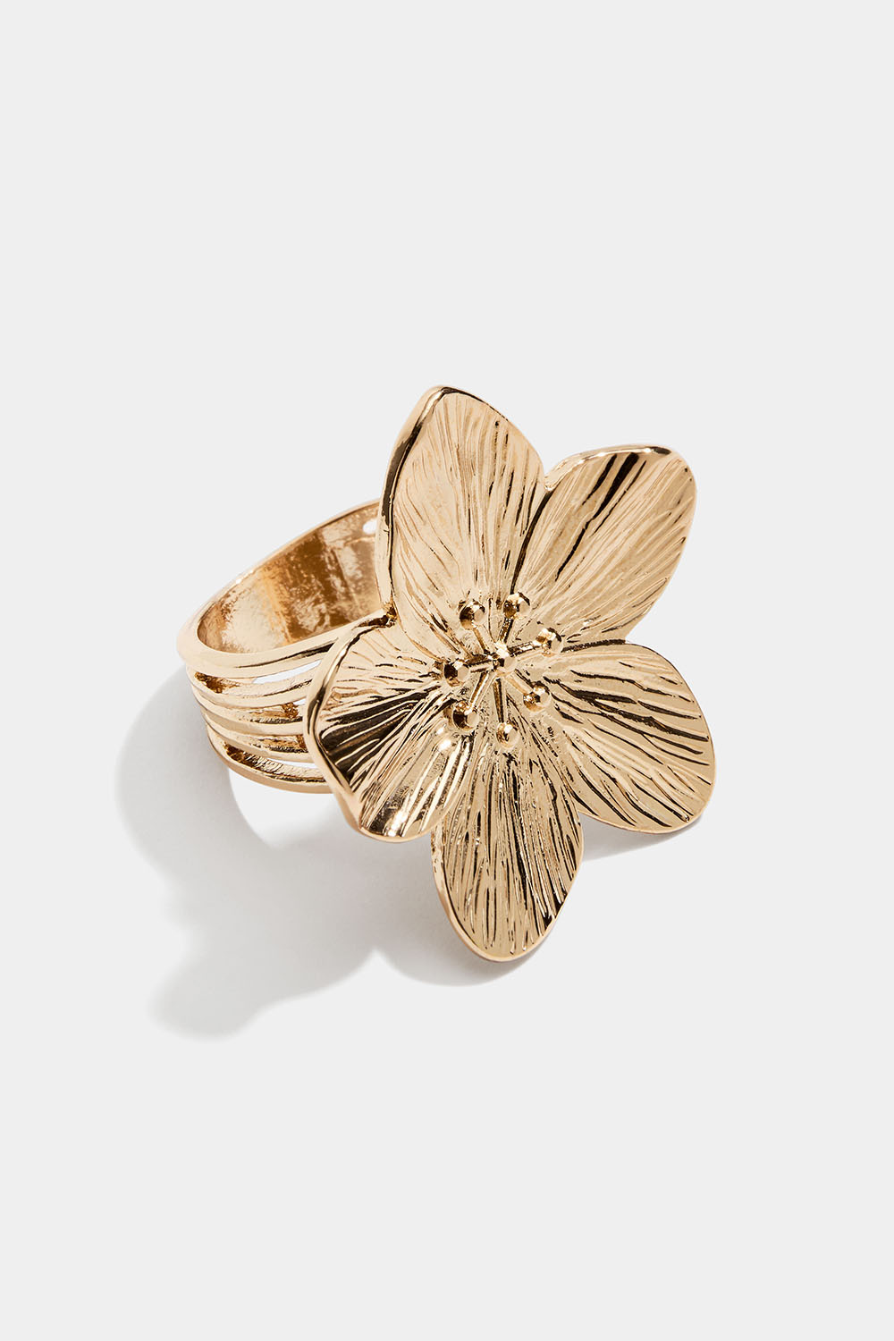 Kullanvärinen sormus, jossa suuri kesäkukka