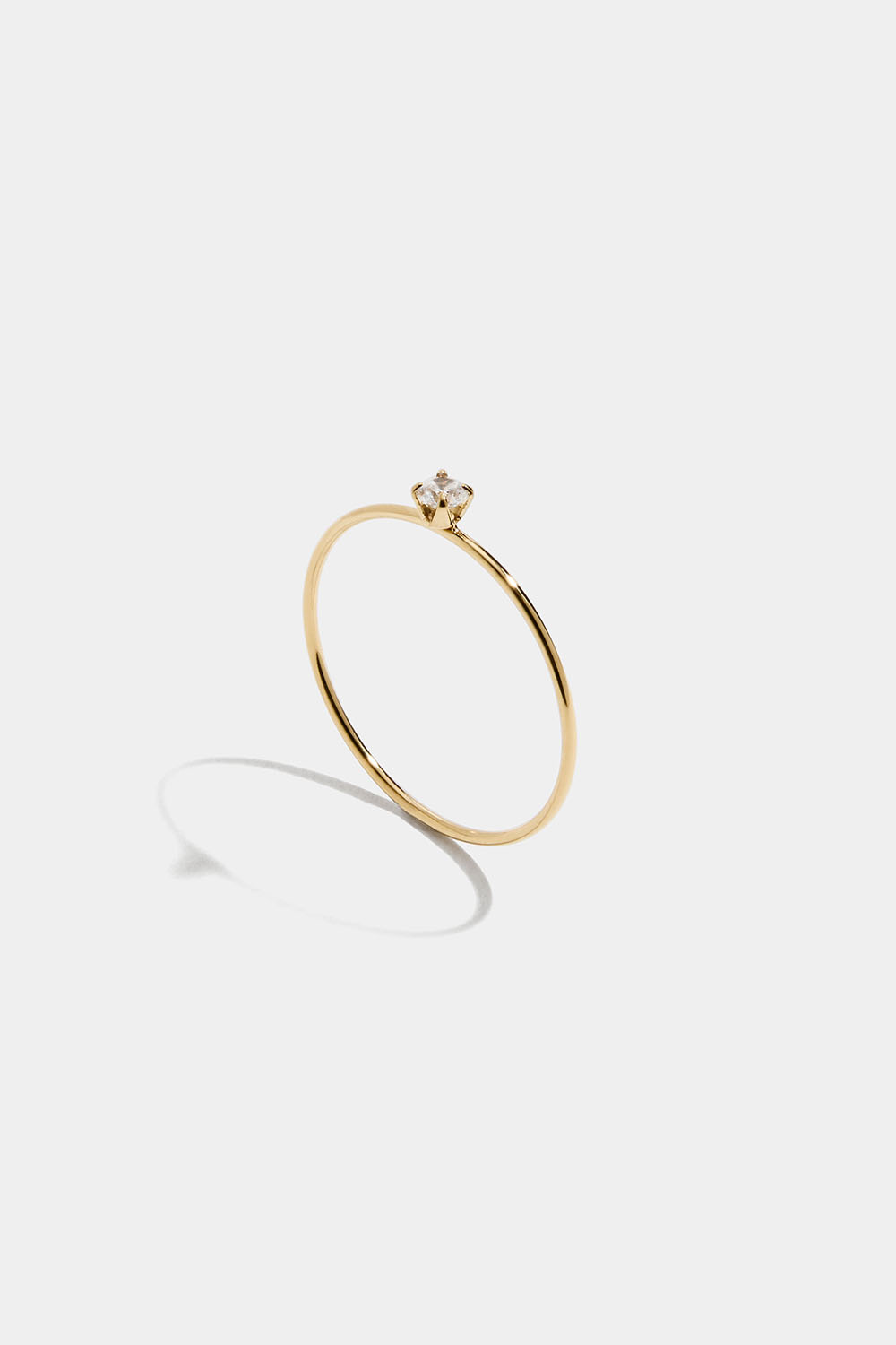 Paksu teräksinen sormus, jossa 18k kultaus ja Cubic zirkonia -kivi