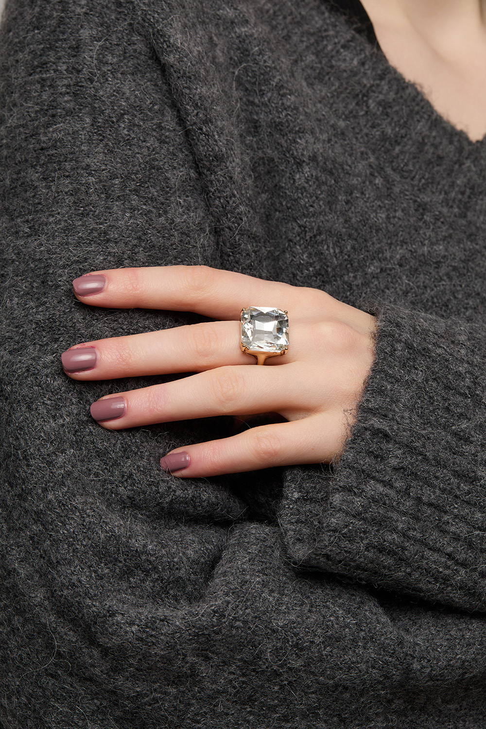 Kullanvärinen sormus, jossa neliönmuotoinen lasikivi