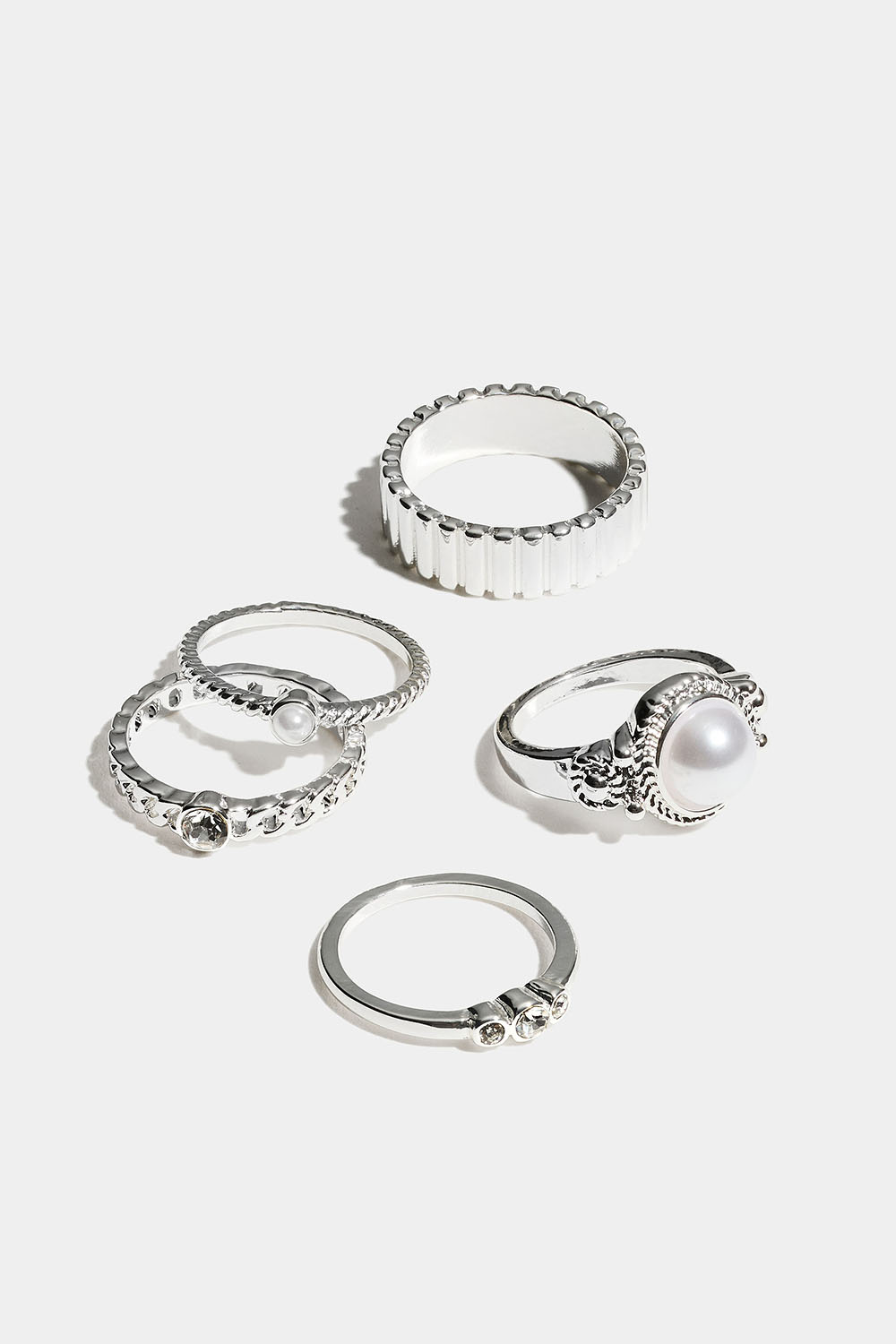 Erikokoisia sormuksia helmillä ja lasikivillä, 5 kpl