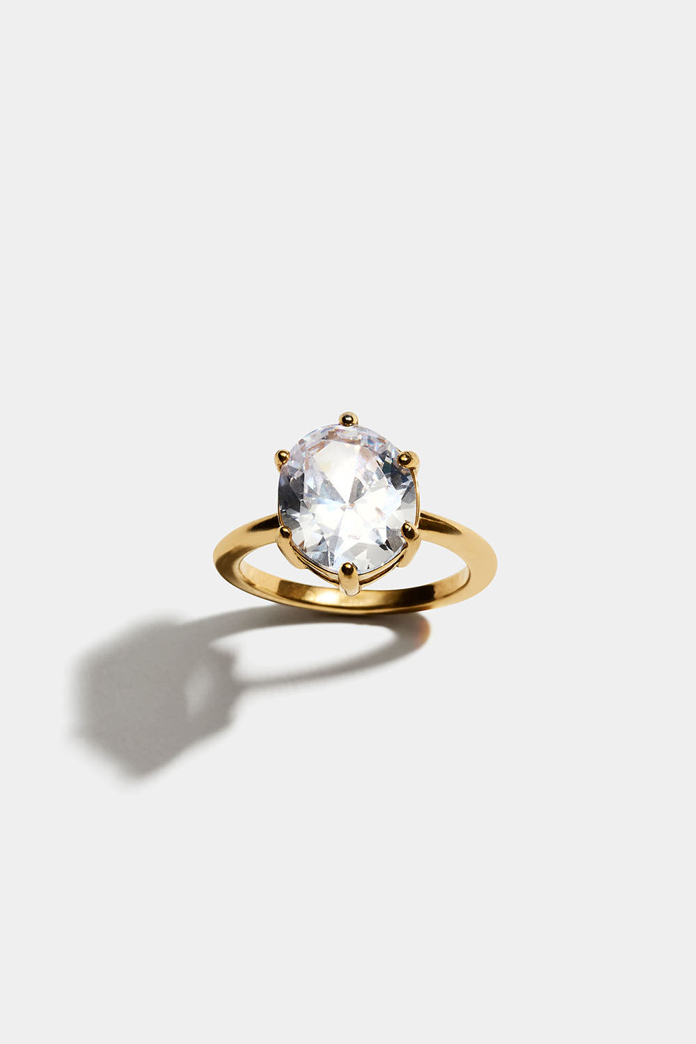18k kullattu terässormus, jossa on suuri soikea Cubic zirconia