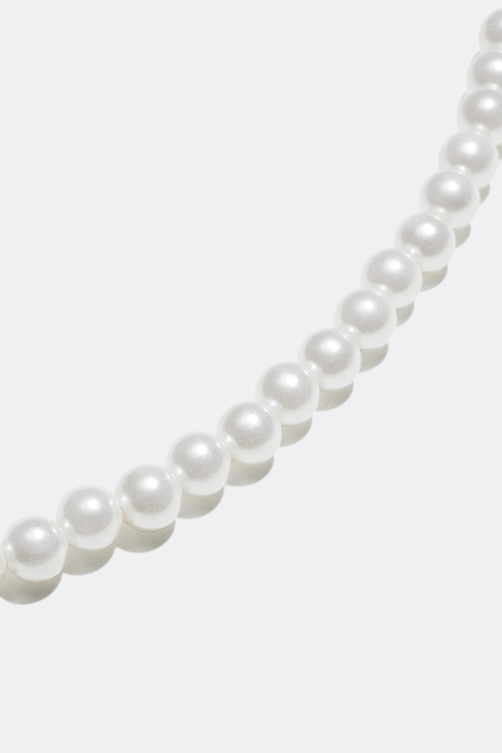 Klassinen kaulakoru muovihelmillä 140 cm