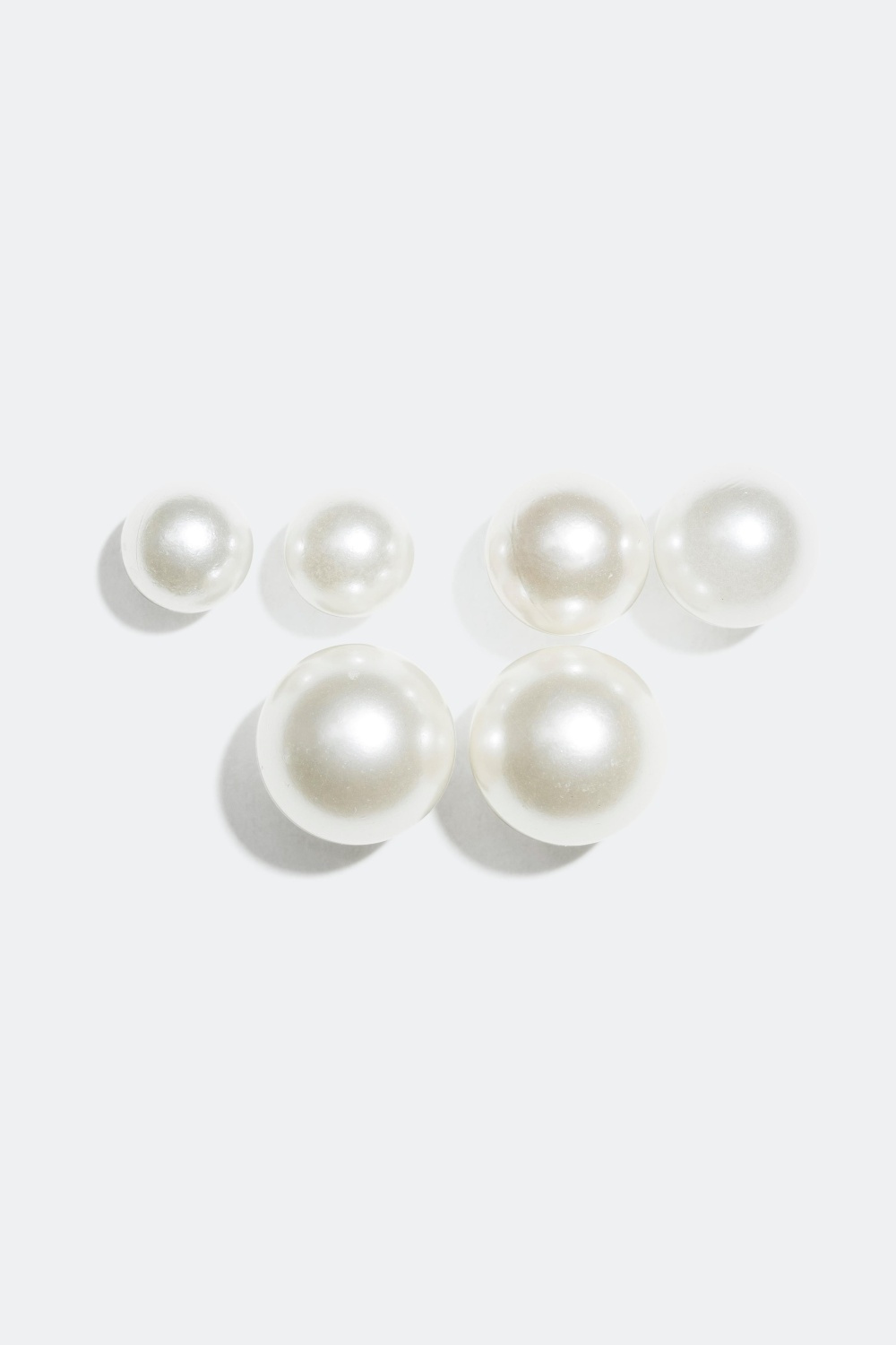 Korvakorut muovisilla helmillä 3 paria
