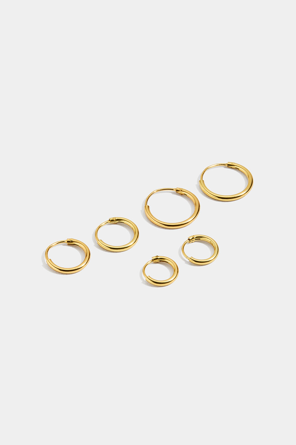 Korvarenkaat, joissa 18 karaatin kultaus, 3 kpl, 1 cm