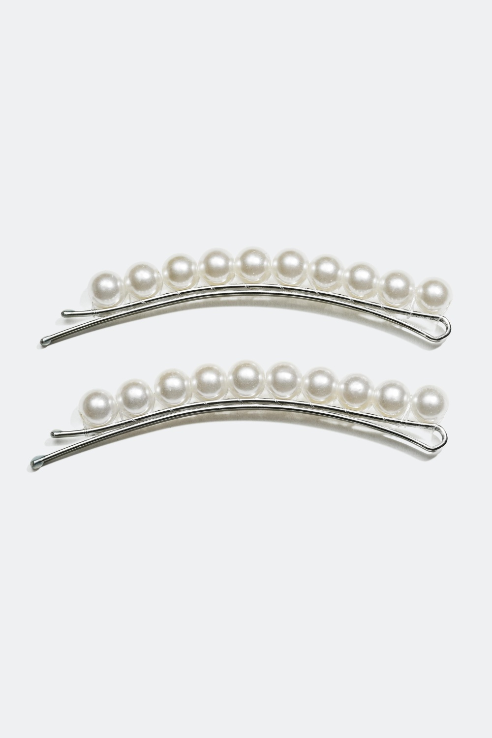 Hiuspinnit muovihelmillä