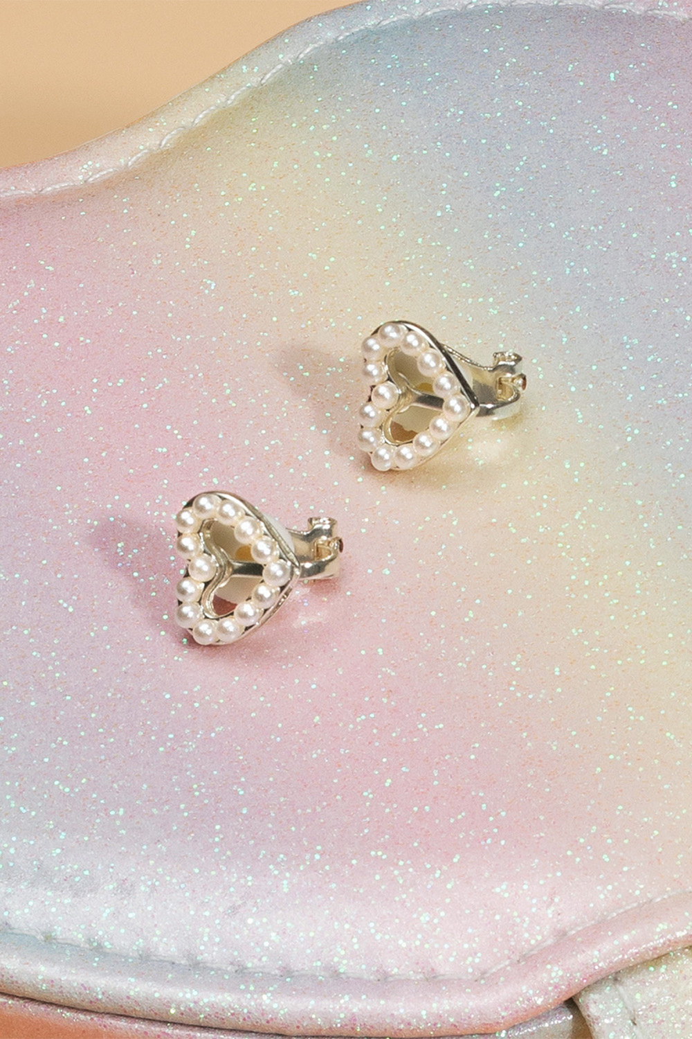 Pienet sydämenmuotoiset klipsikorvakorut helmillä