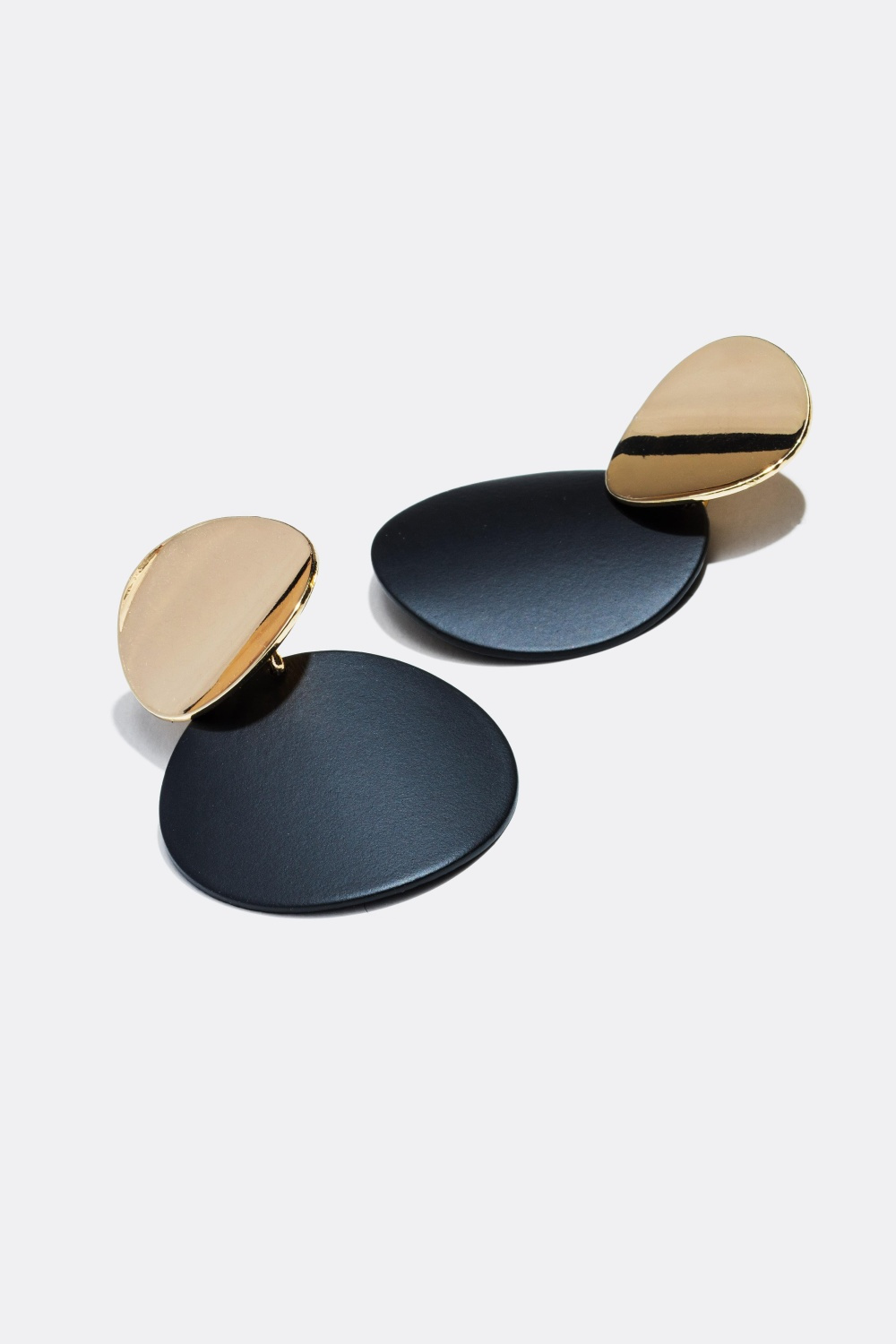 Korvakorut, kaksi riippuvaa laattaa